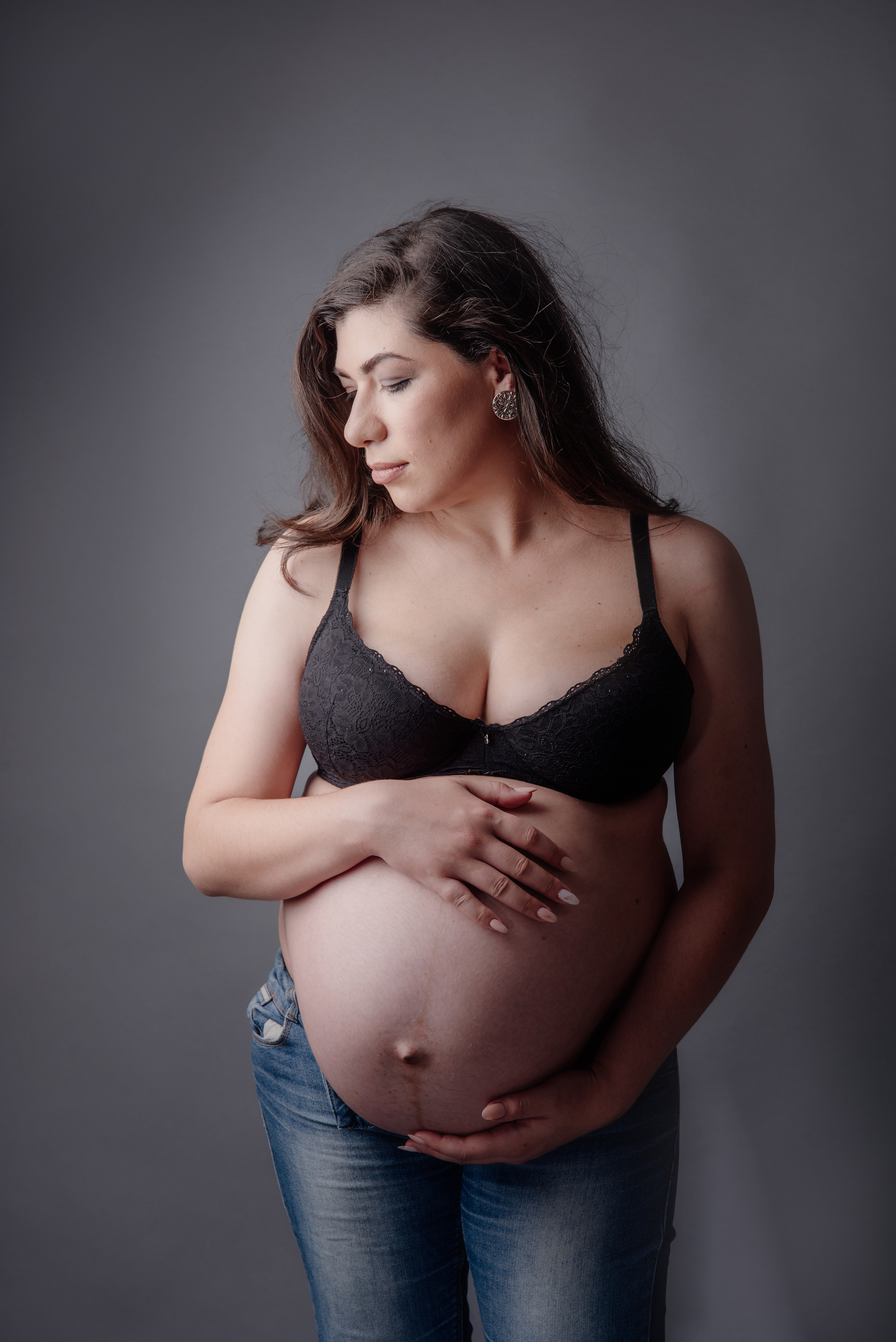 Maternity photoshoot in a studio. Photographer in Israel Luba Ternavskaya