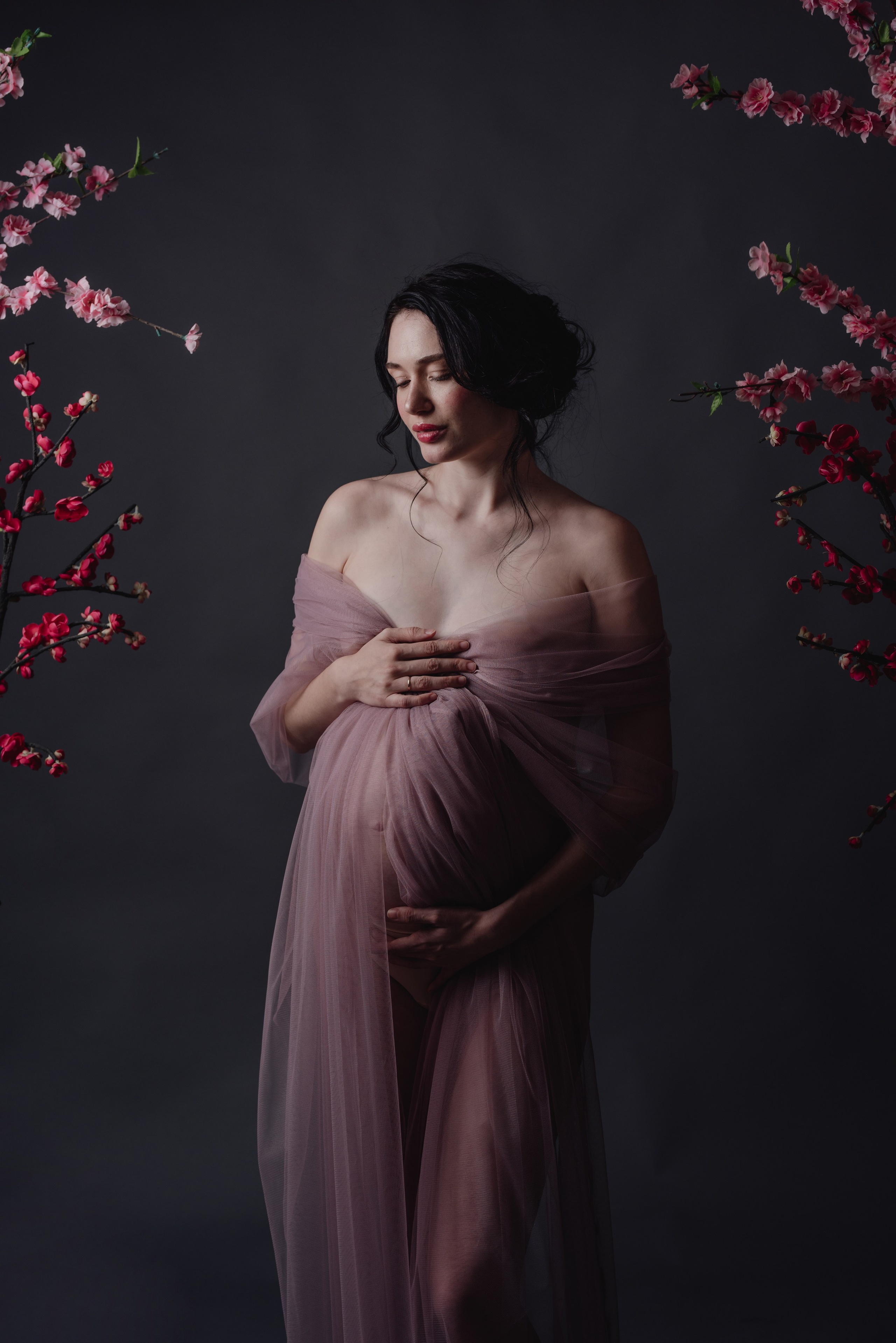 Maternity photoshoot in a studio. Photographer in Israel Luba Ternavskaya
