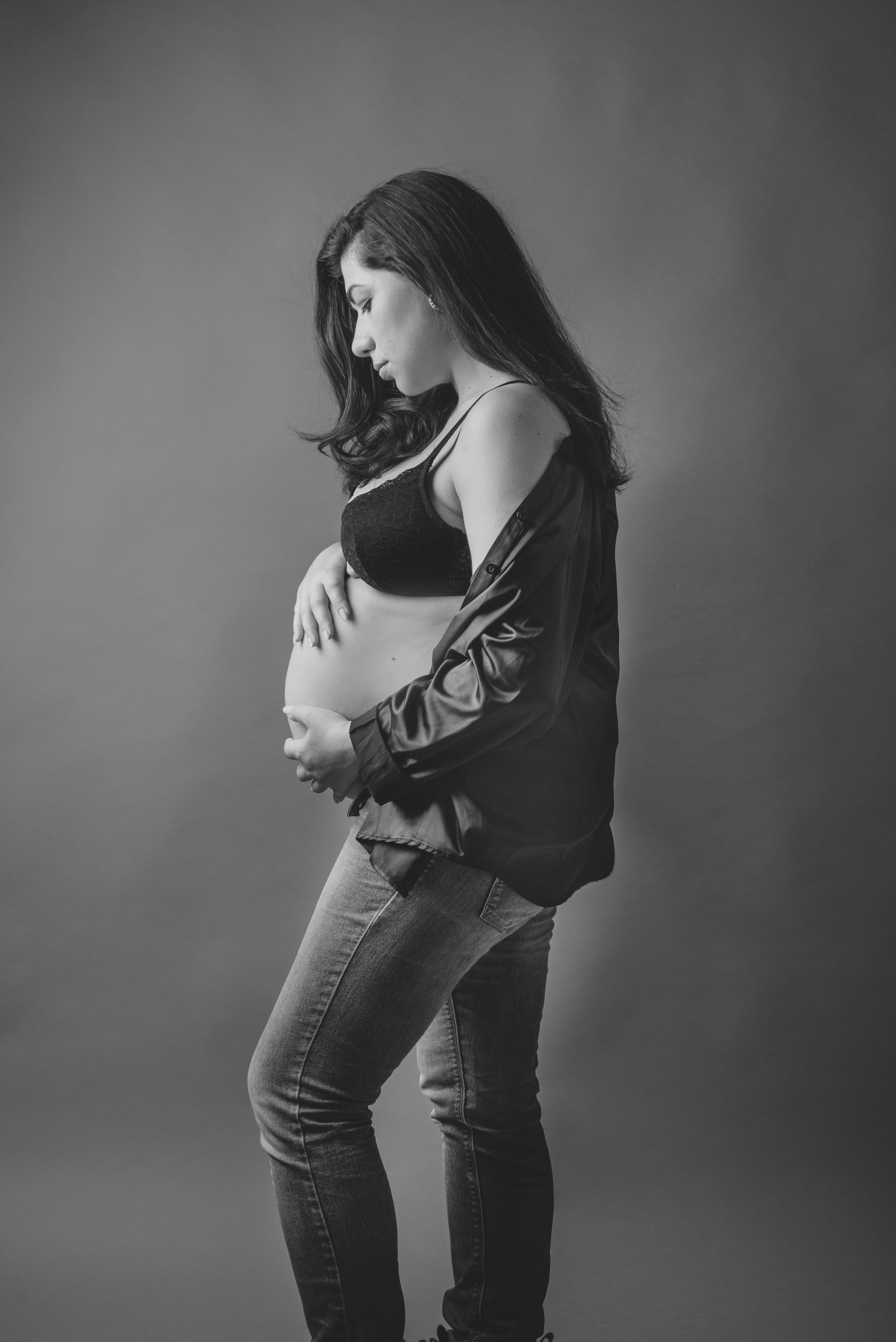 Maternity photoshoot in a studio. Photographer in Israel Luba Ternavskaya
