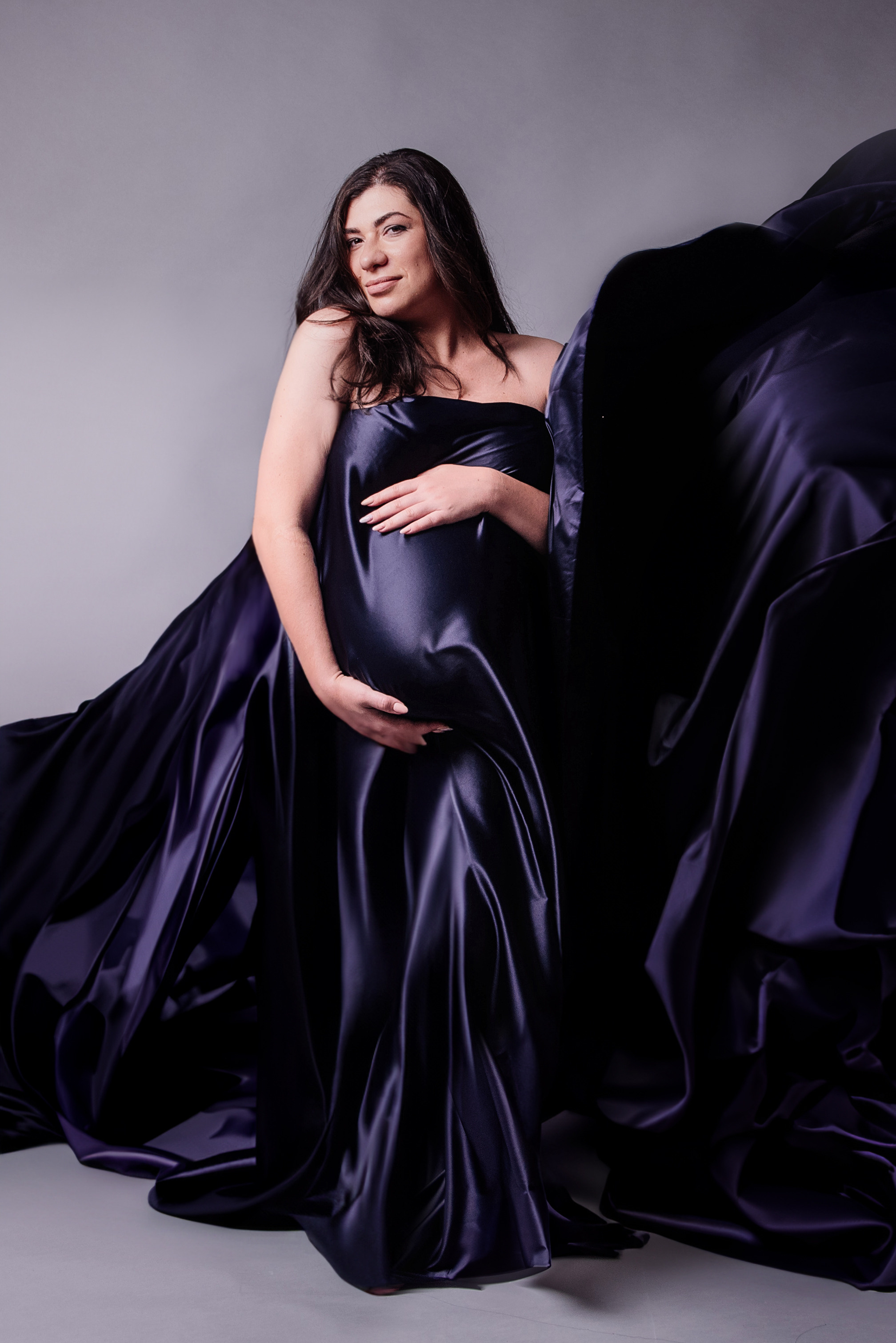 Maternity photoshoot in a studio. Photographer in Israel Luba Ternavskaya