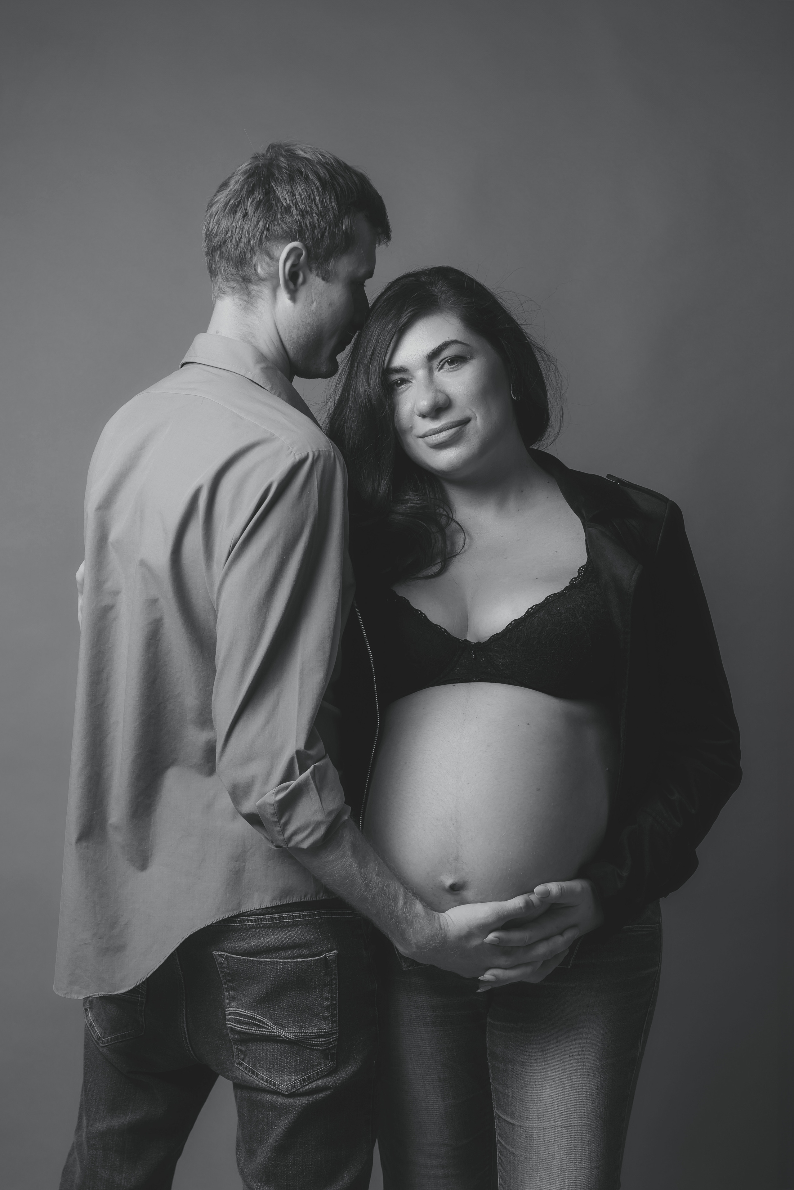 Maternity photoshoot in a studio. Photographer in Israel Luba Ternavskaya