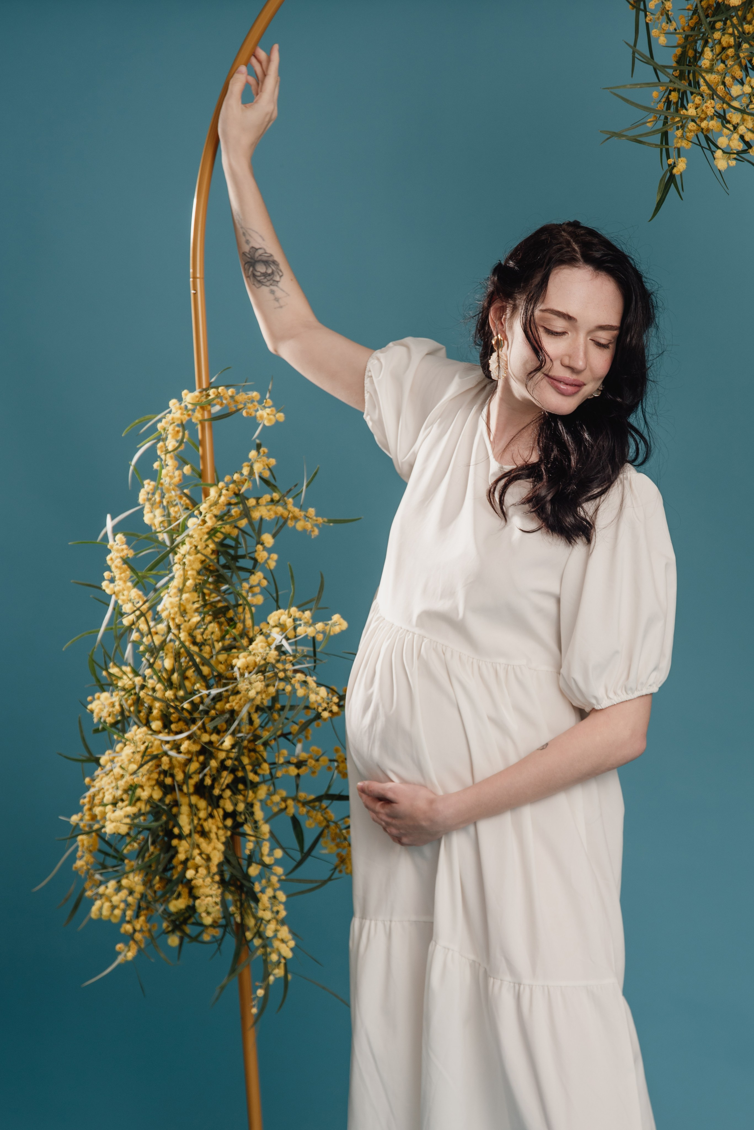 Maternity photoshoot in a studio. Photographer in Israel Luba Ternavskaya