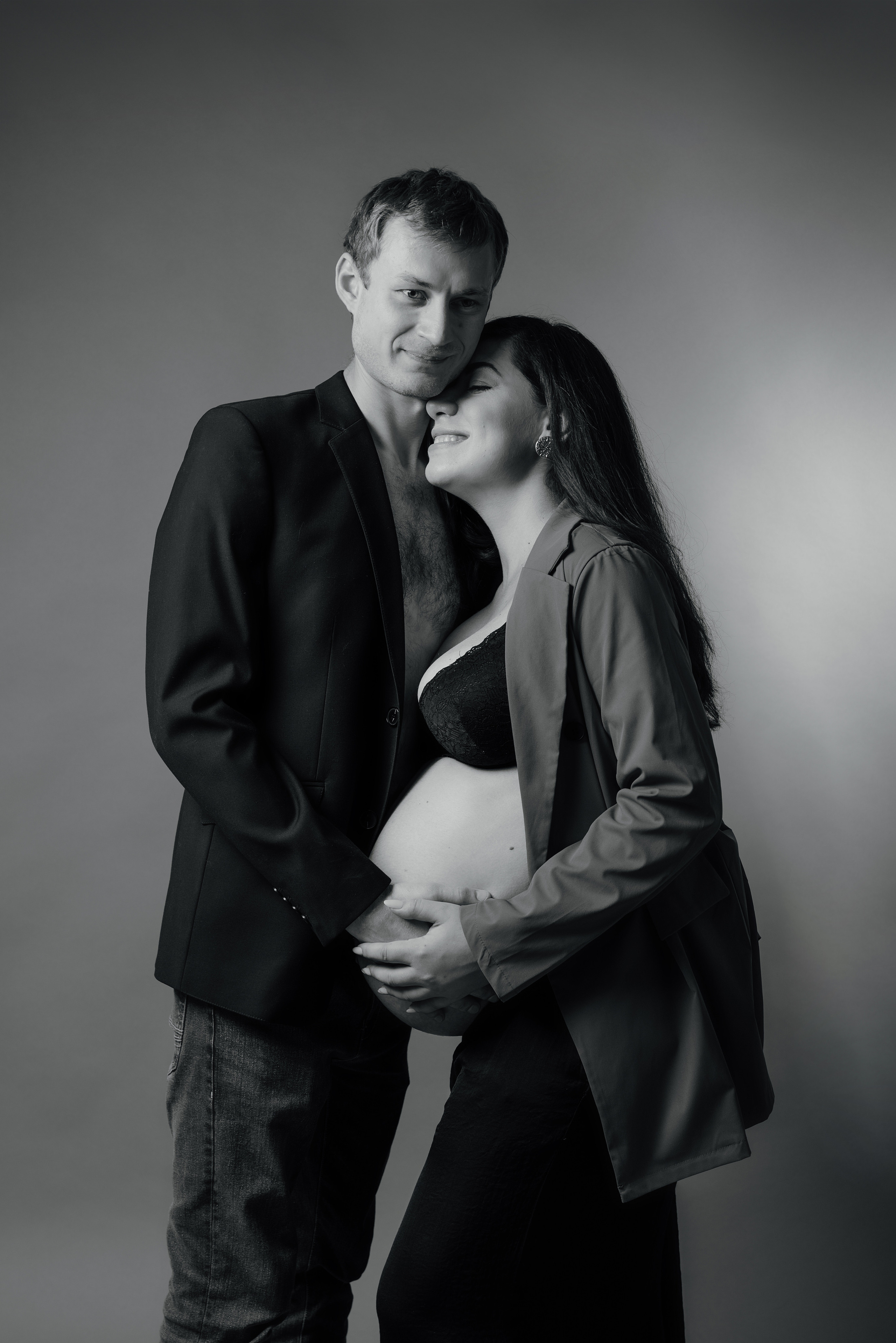 Maternity photoshoot in a studio. Photographer in Israel Luba Ternavskaya