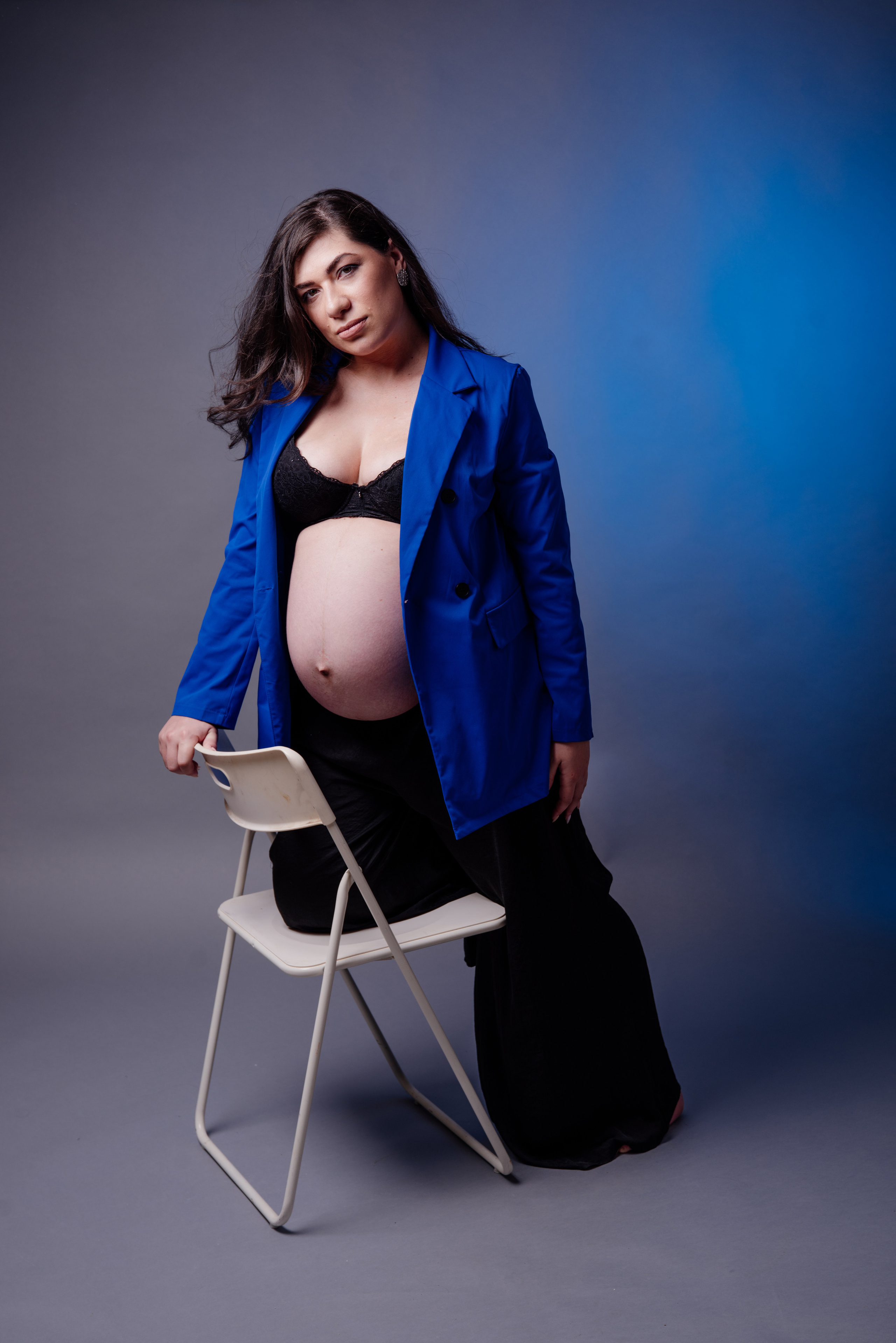 Maternity photoshoot in a studio. Photographer in Israel Luba Ternavskaya