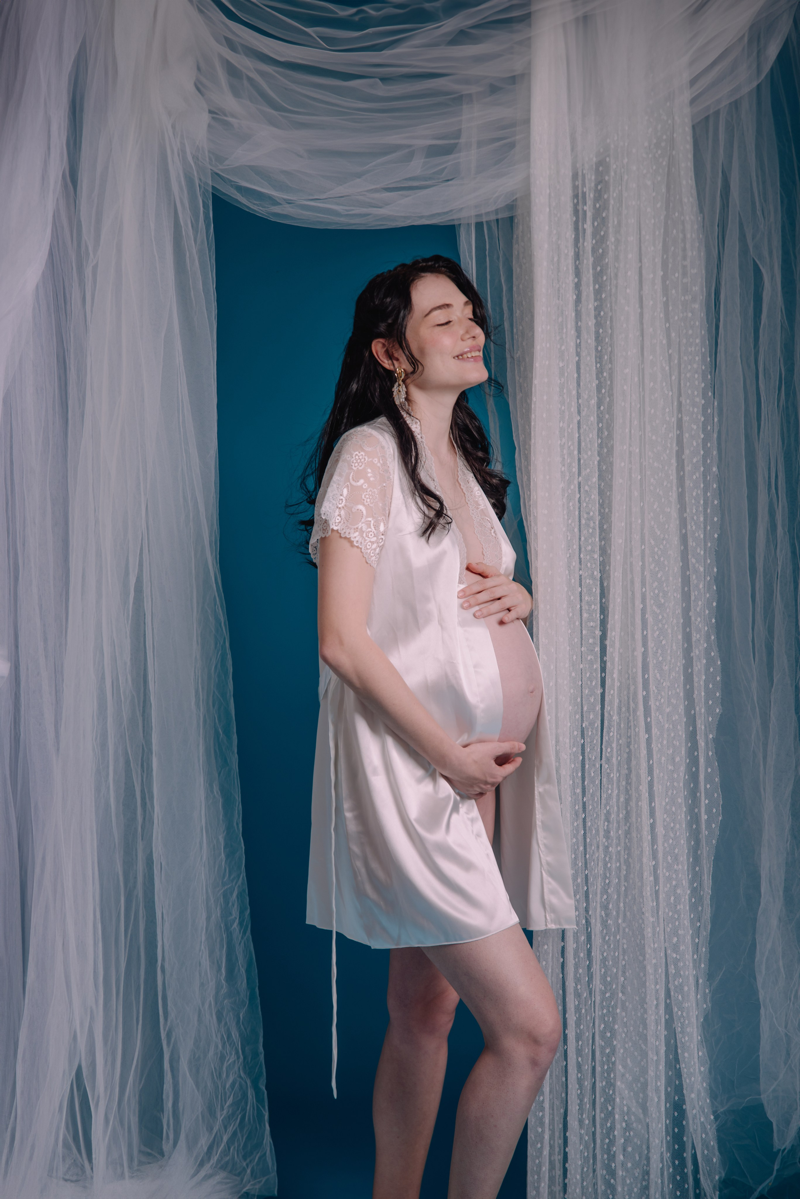 Maternity photoshoot in a studio. Photographer in Israel Luba Ternavskaya