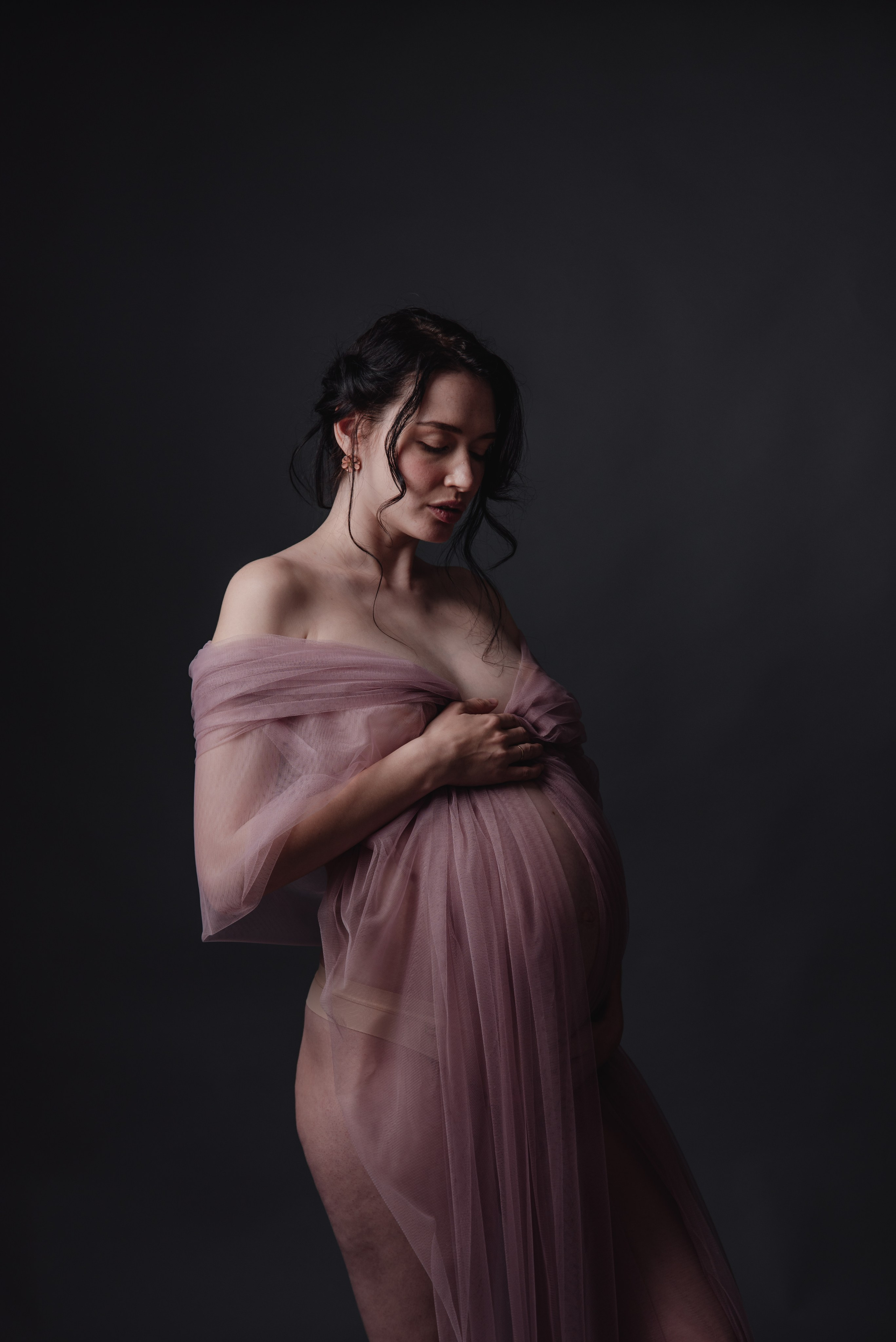 Maternity photoshoot in a studio. Photographer in Israel Luba Ternavskaya