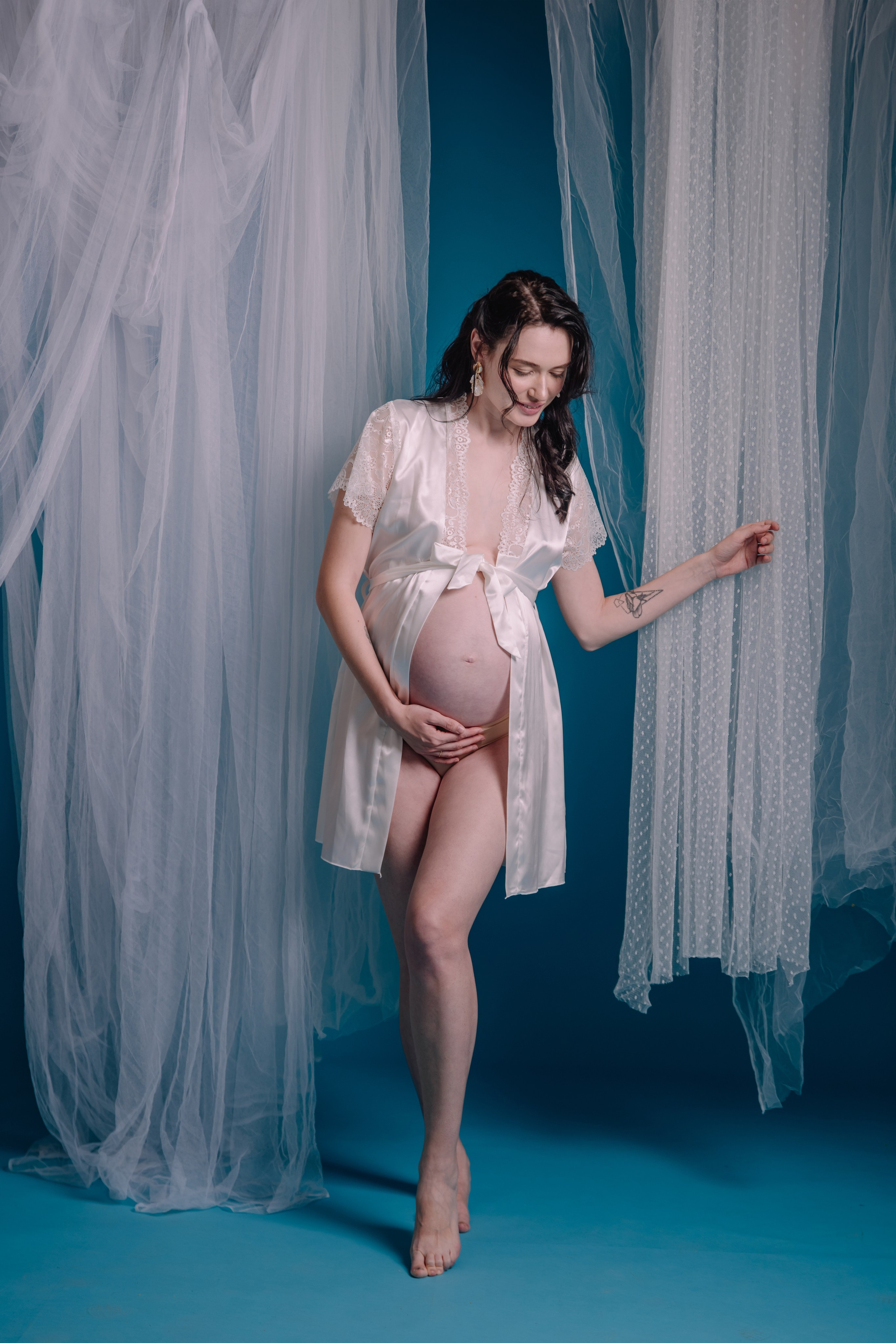 Maternity photoshoot in a studio. Photographer in Israel Luba Ternavskaya