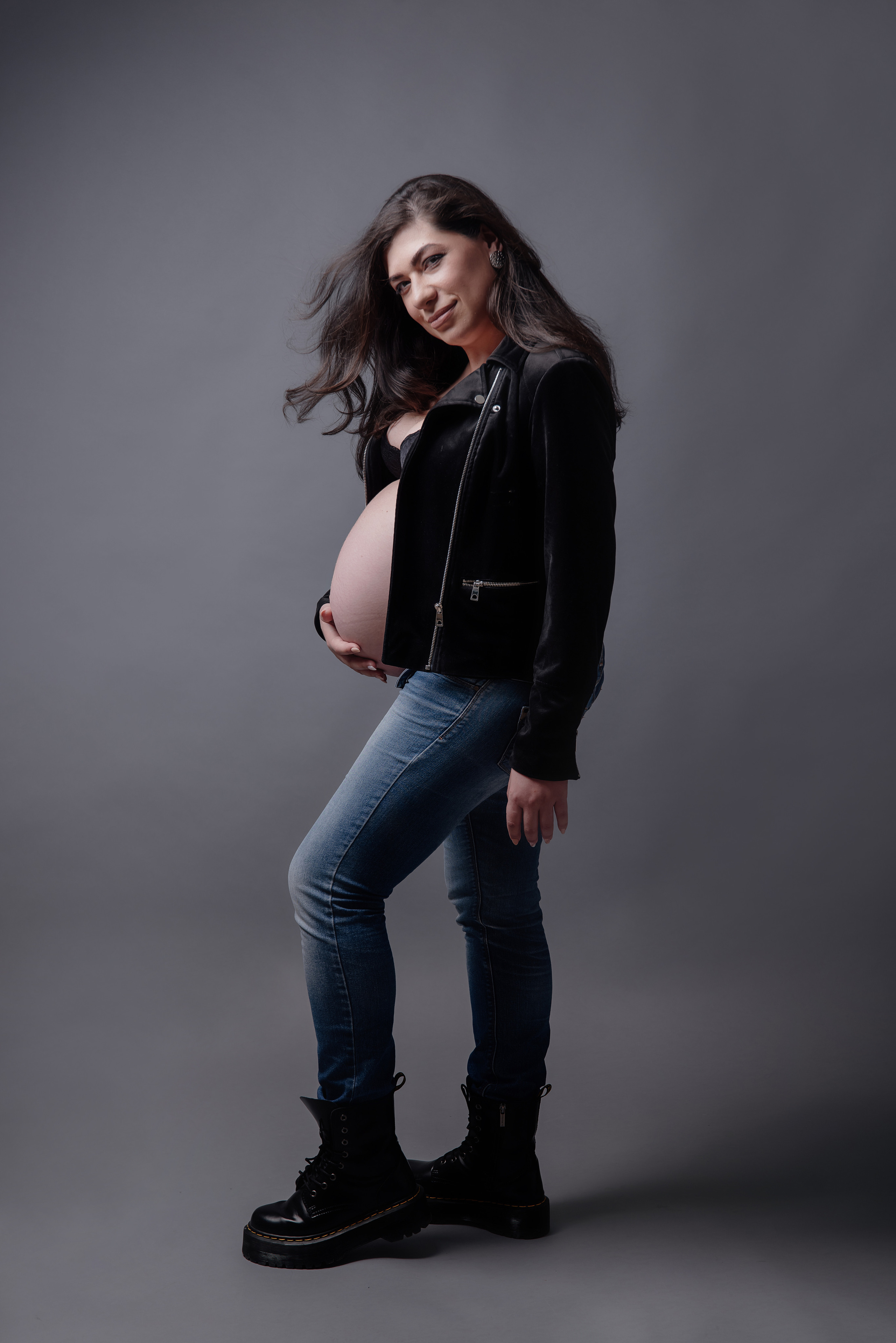 Maternity photoshoot in a studio. Photographer in Israel Luba Ternavskaya