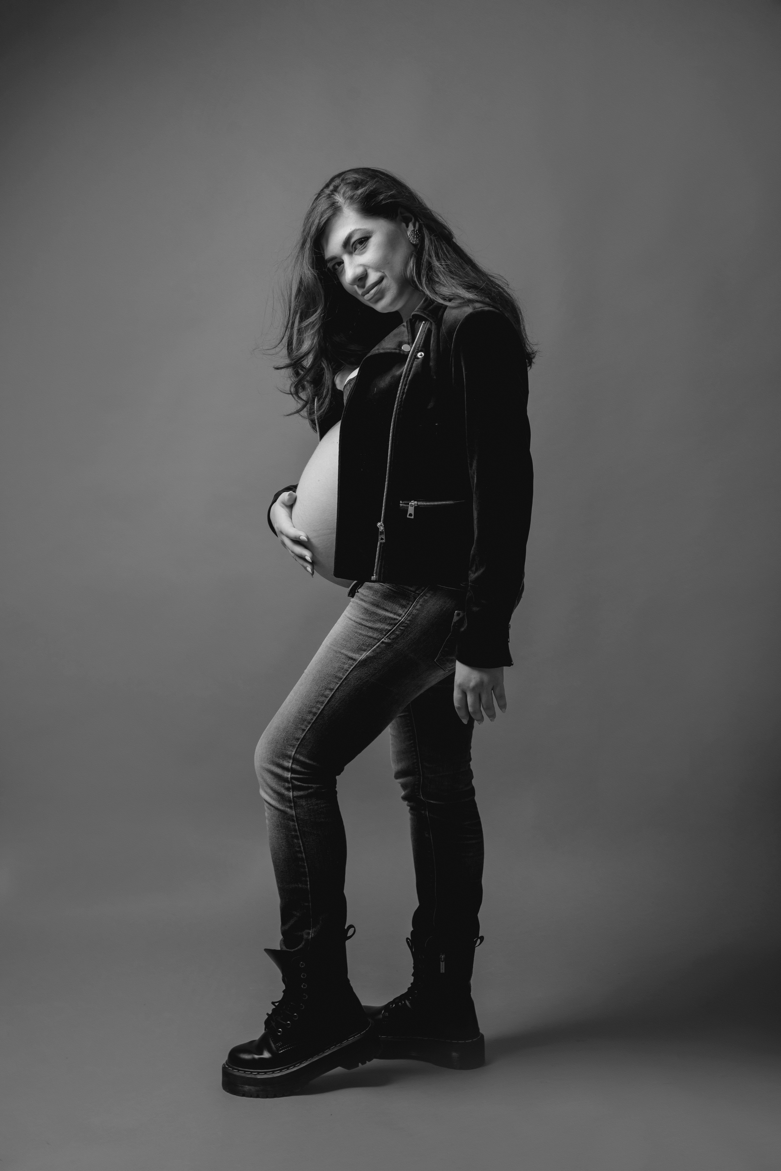 Maternity photoshoot in a studio. Photographer in Israel Luba Ternavskaya
