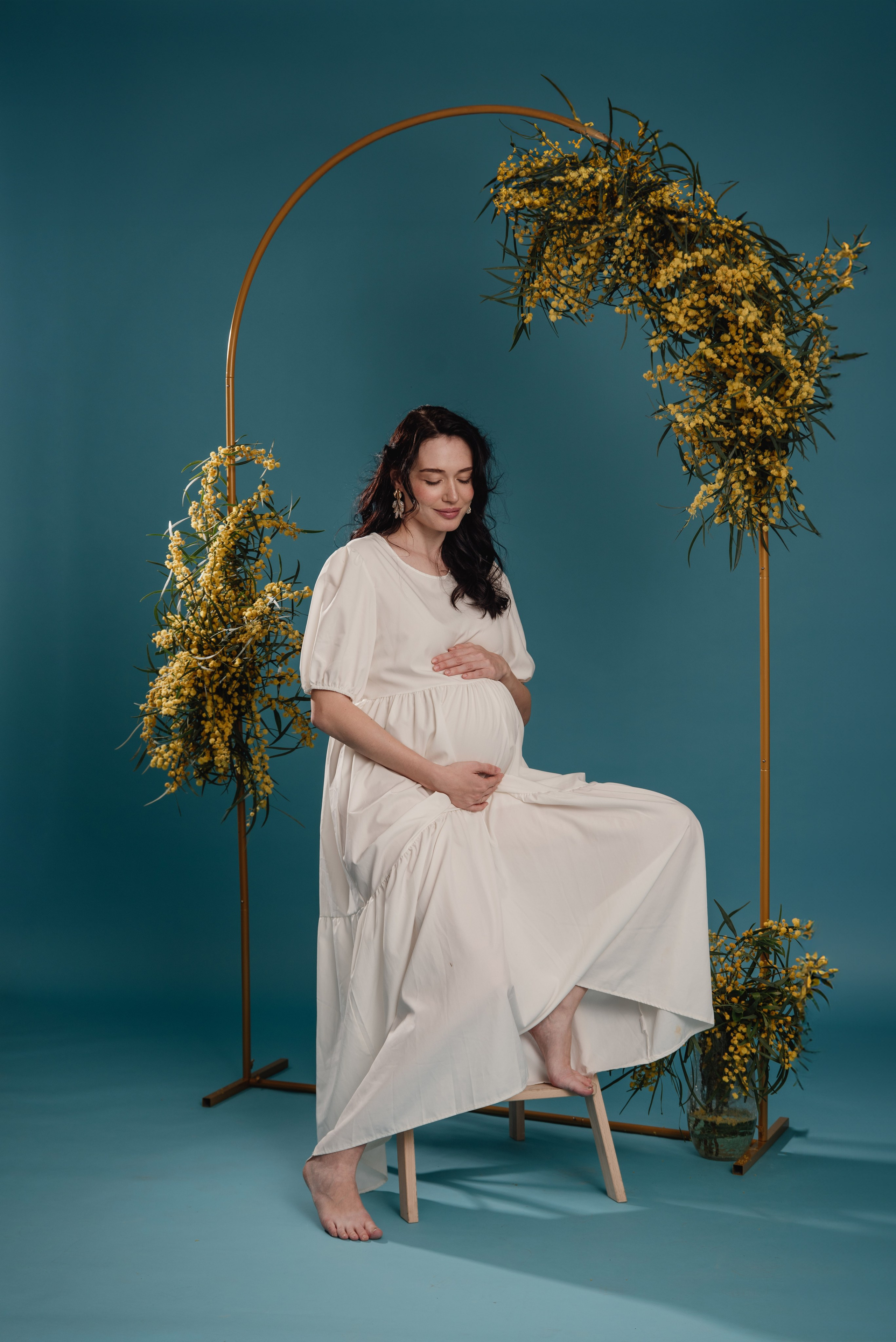 Maternity photoshoot in a studio. Photographer in Israel Luba Ternavskaya