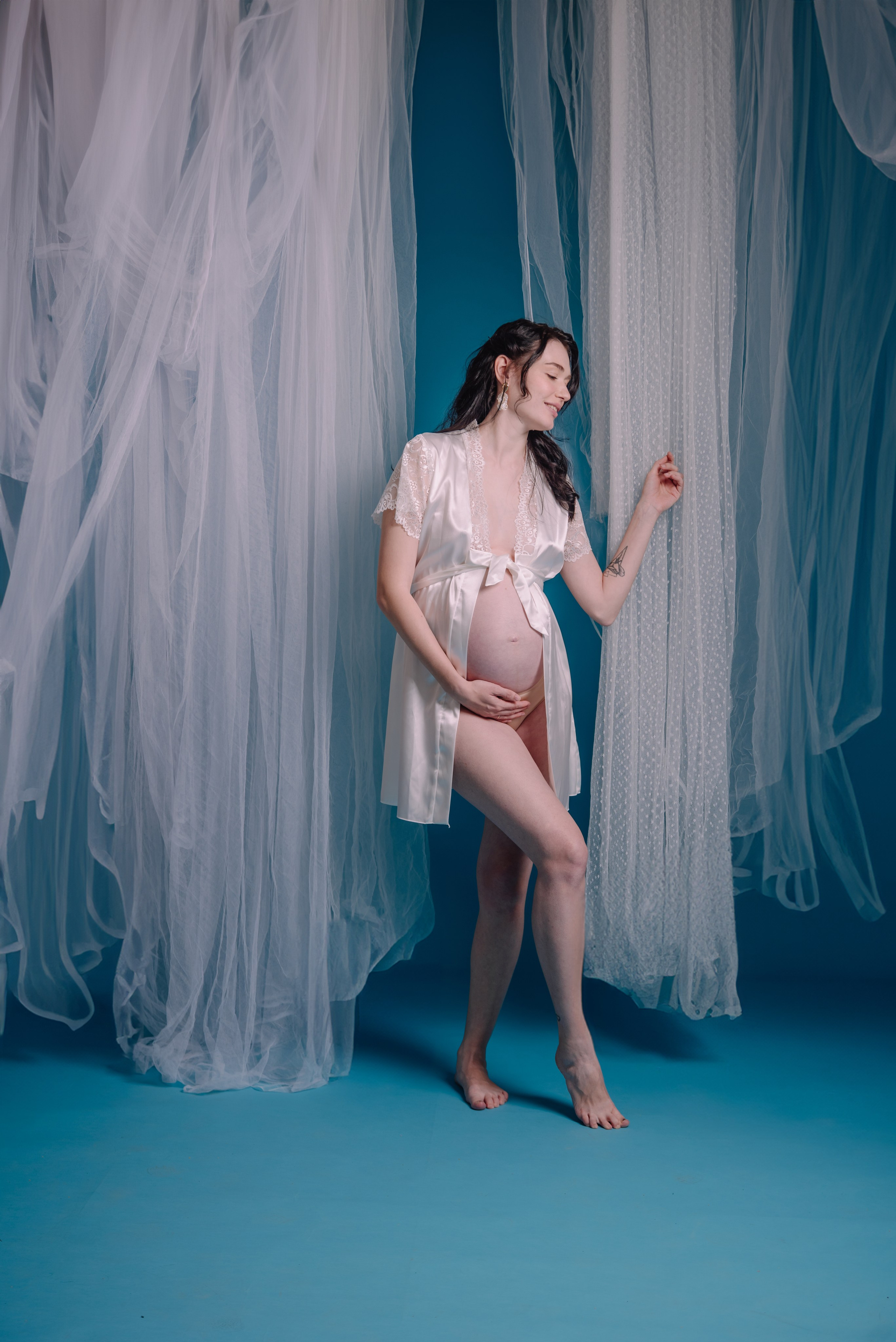 Maternity photoshoot in a studio. Photographer in Israel Luba Ternavskaya