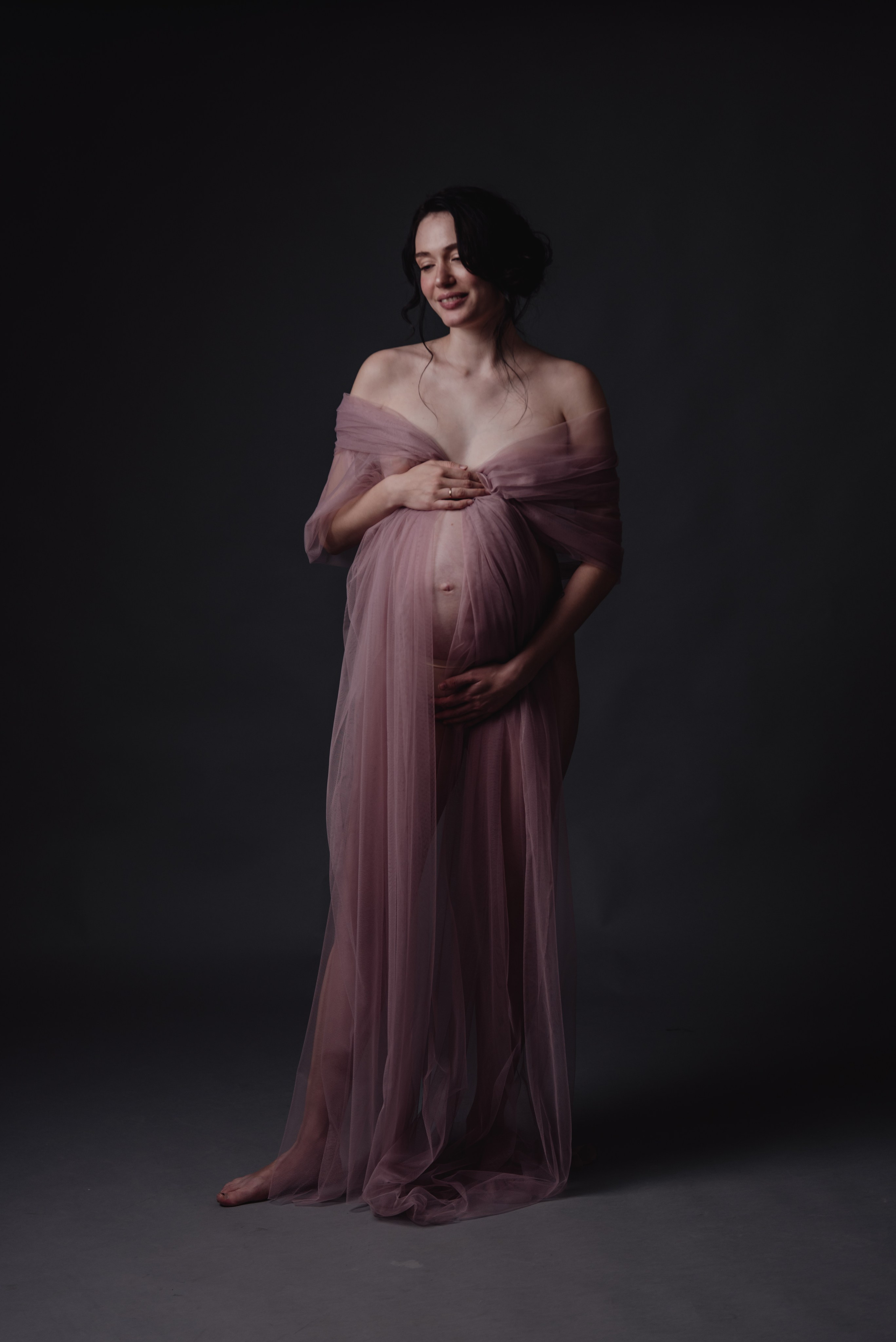 Maternity photoshoot in a studio. Photographer in Israel Luba Ternavskaya