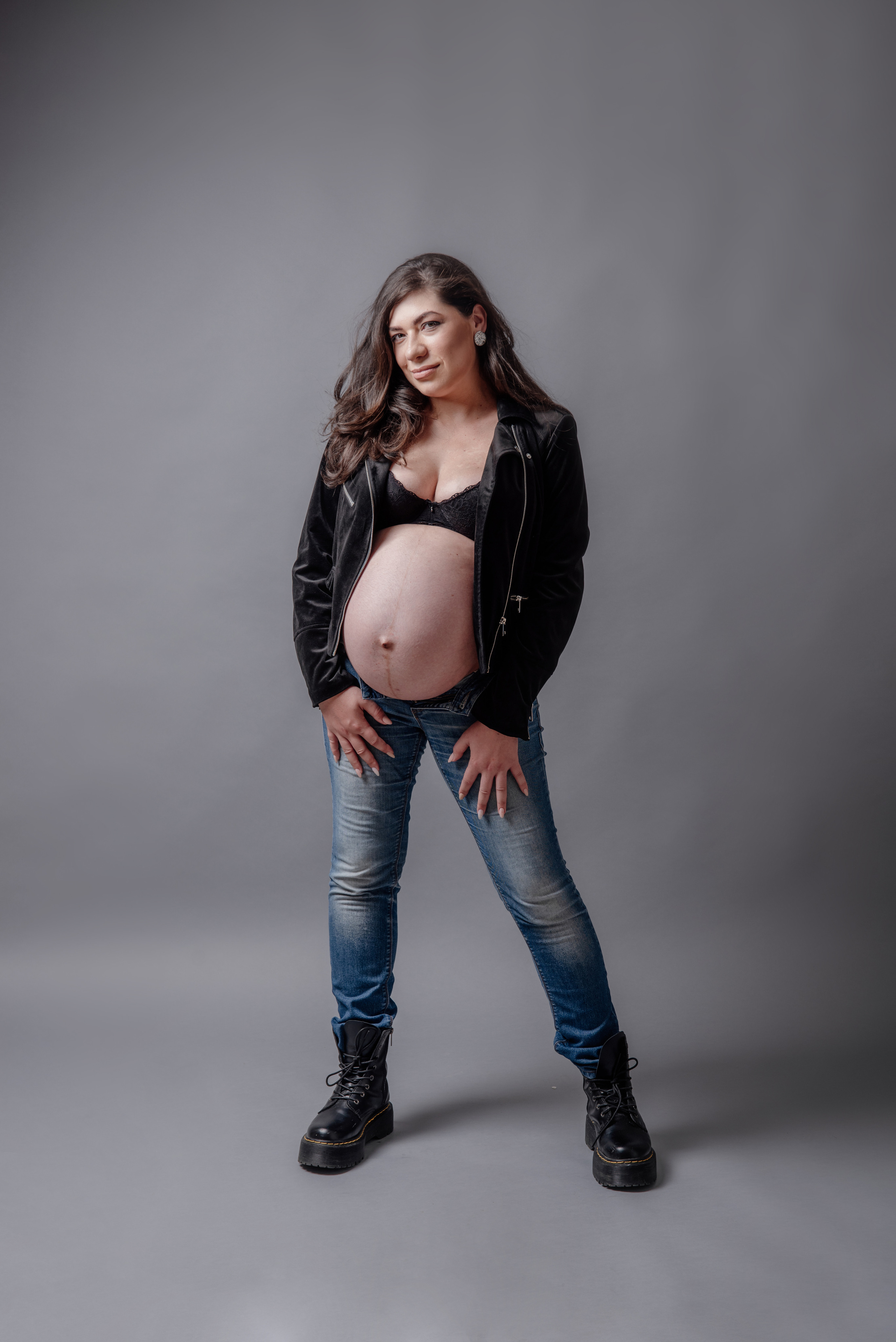 Maternity photoshoot in a studio. Photographer in Israel Luba Ternavskaya