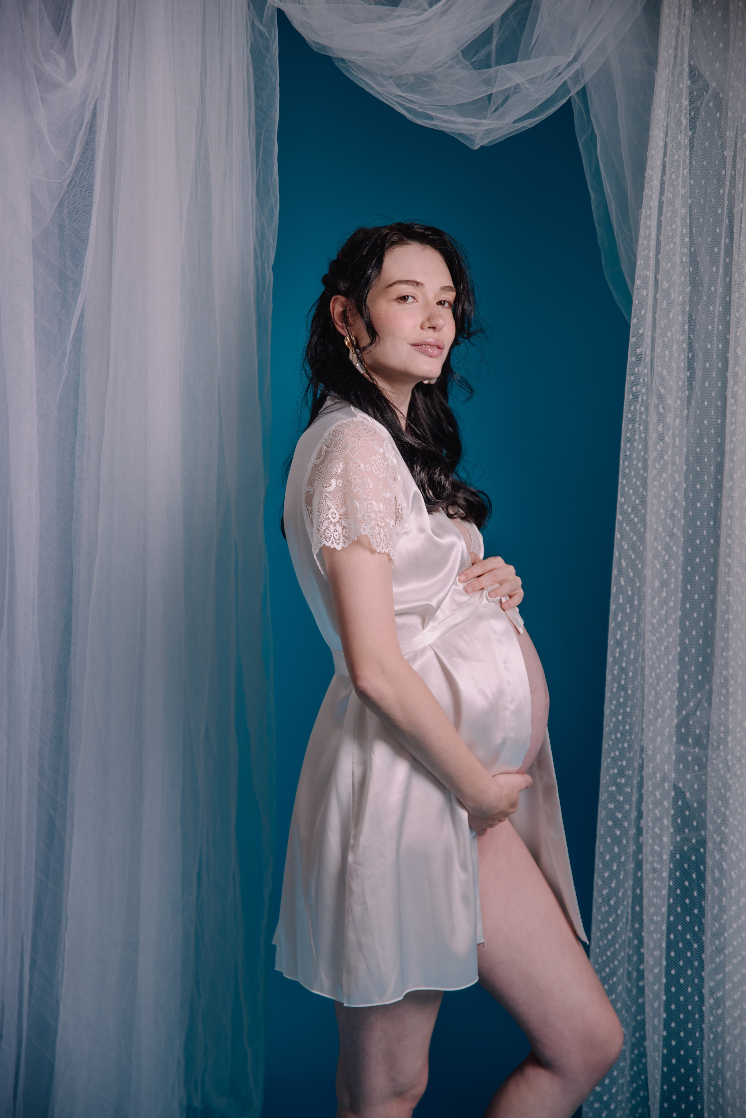 Maternity photoshoot in a studio. Photographer in Israel Luba Ternavskaya