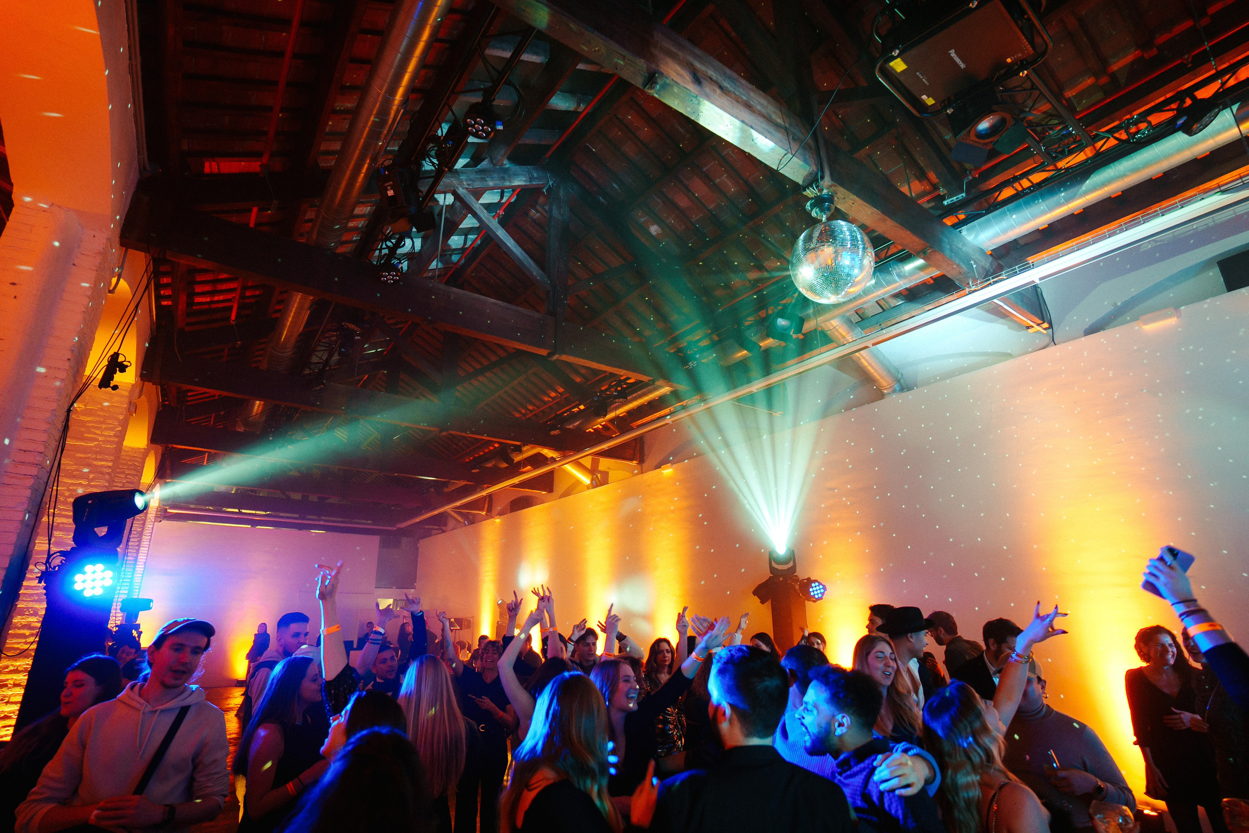 Barcelona — We shine together. Foto • Video • Produktion • Luftbildaufnahmen • Erstellung von Medien