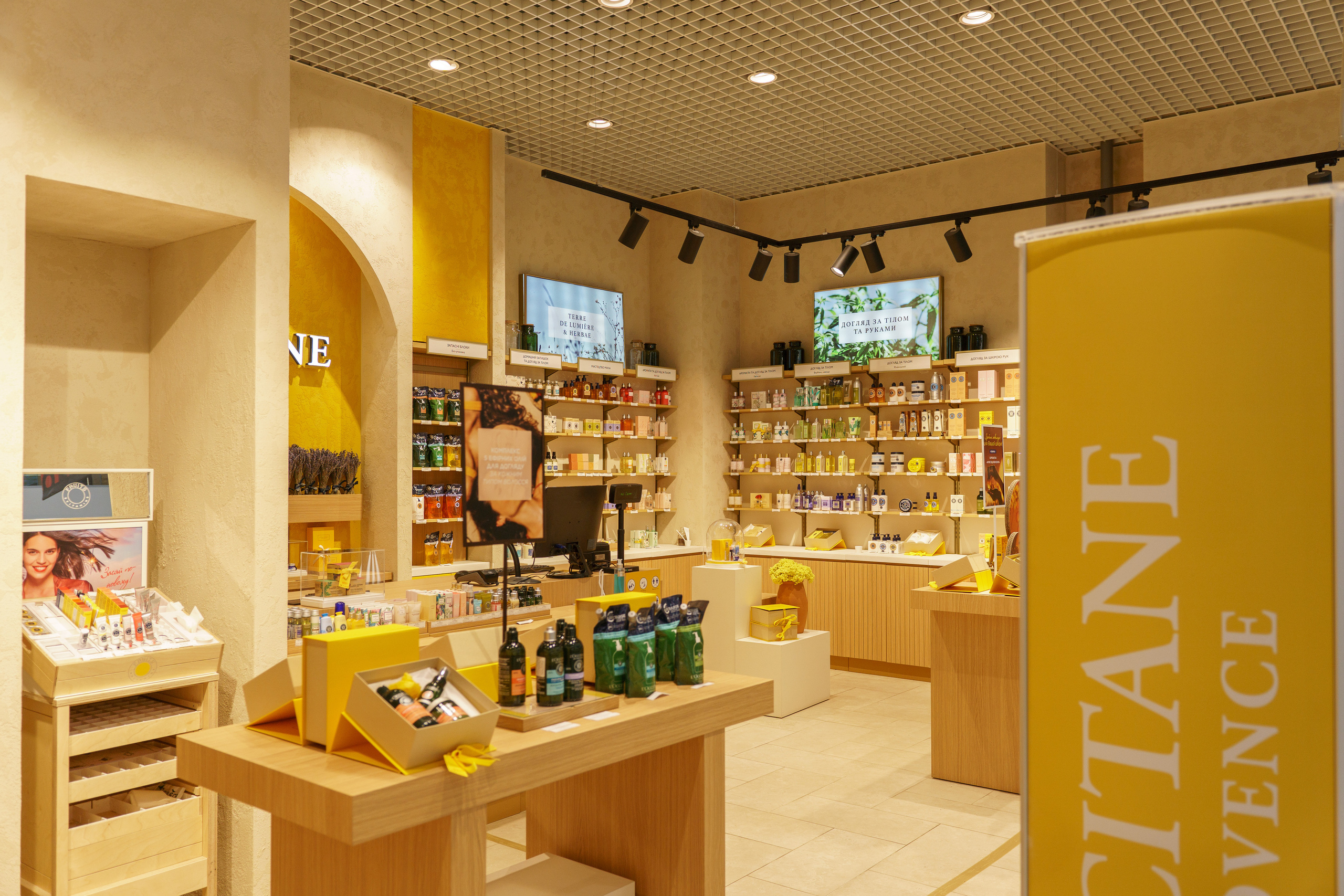 L'Occitane. Foto • Video • Produktion • Luftbildaufnahmen • Erstellung von Medien