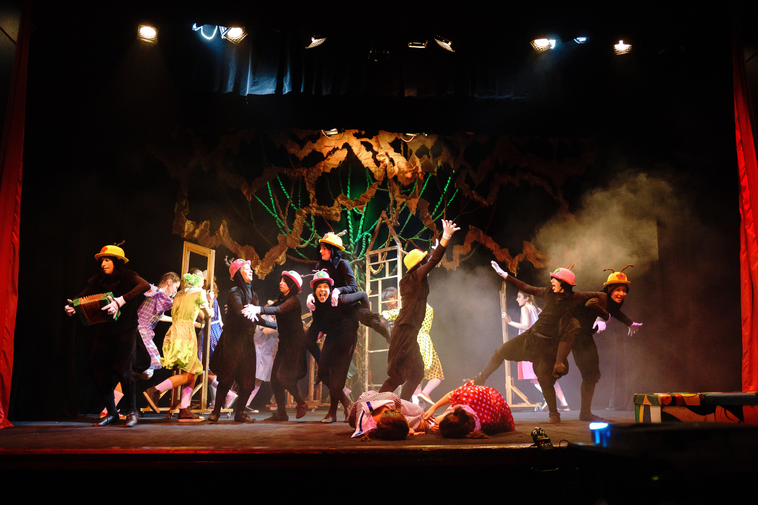 Театр «Сорванцы». Манюня. Фото • Відео • Аерозйомка • Контент для бізнесу