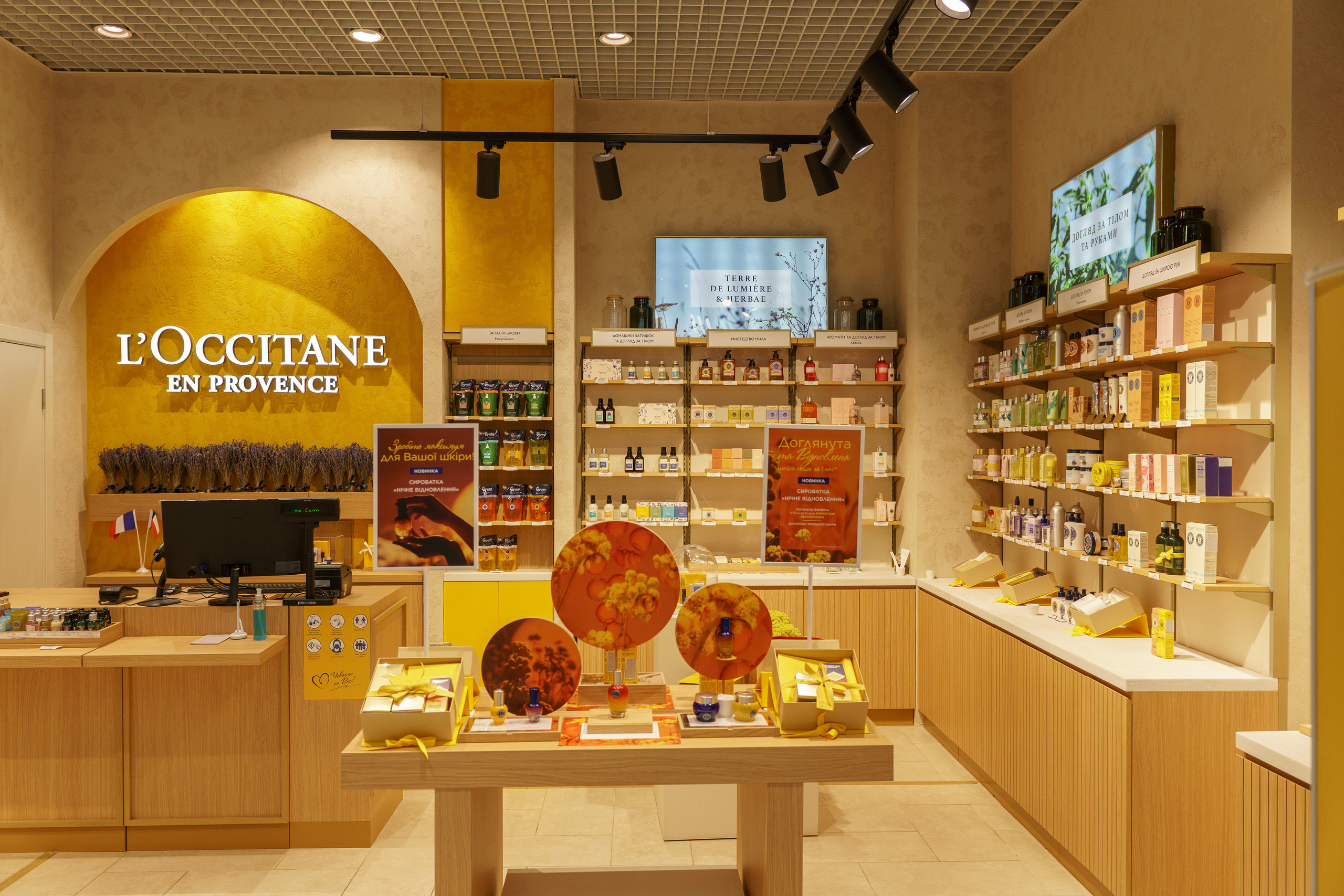 L'Occitane. Foto • Video • Produktion • Luftbildaufnahmen • Erstellung von Medien