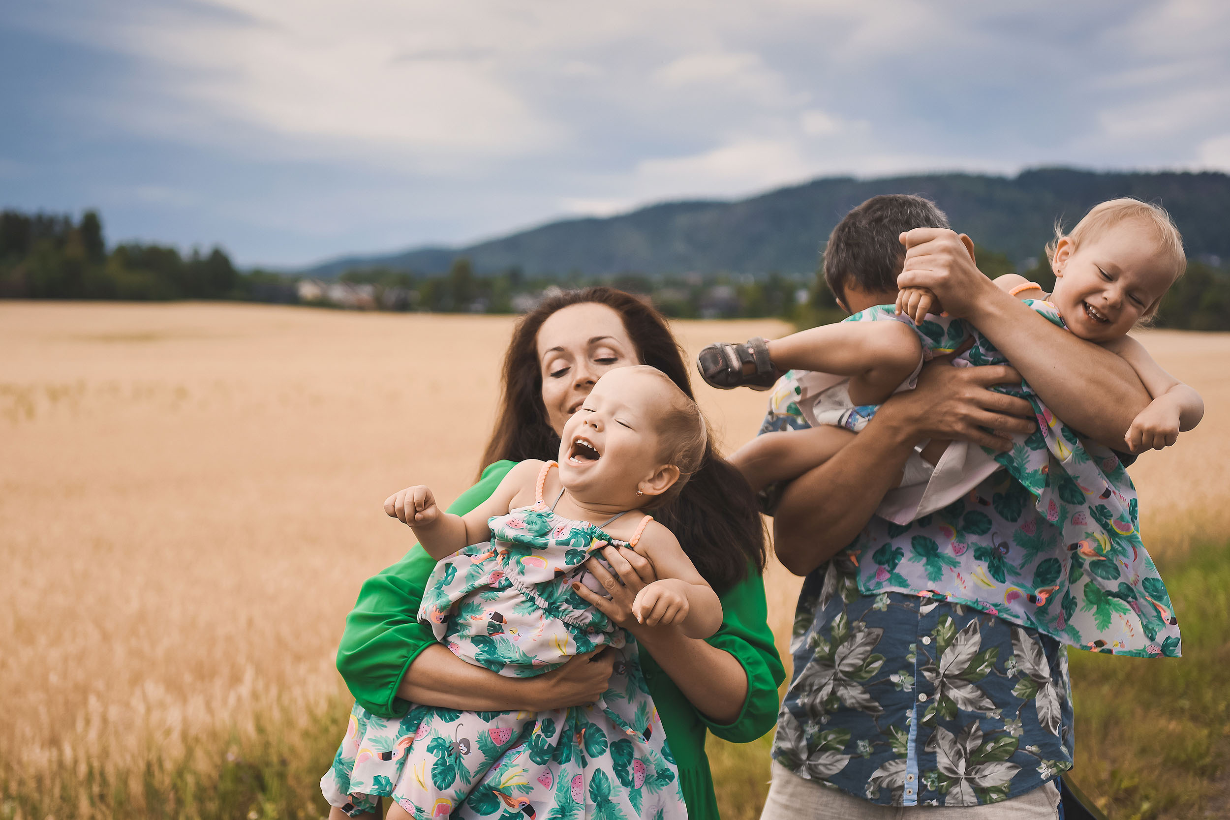 Mariya, Denis and two princesses. Family and wedding photographer in Norway Bublik Polina