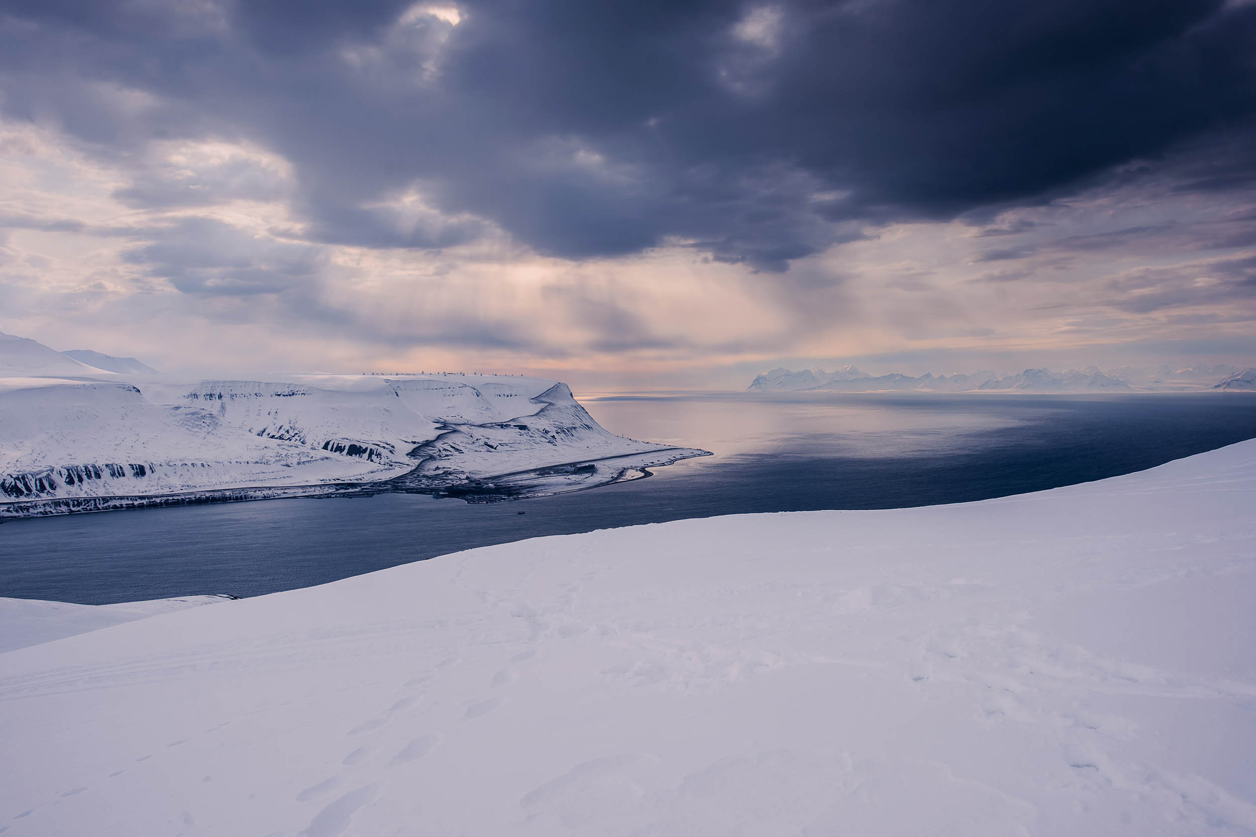 Svalbard. Winter. Day. Family and wedding photographer in Norway Bublik Polina