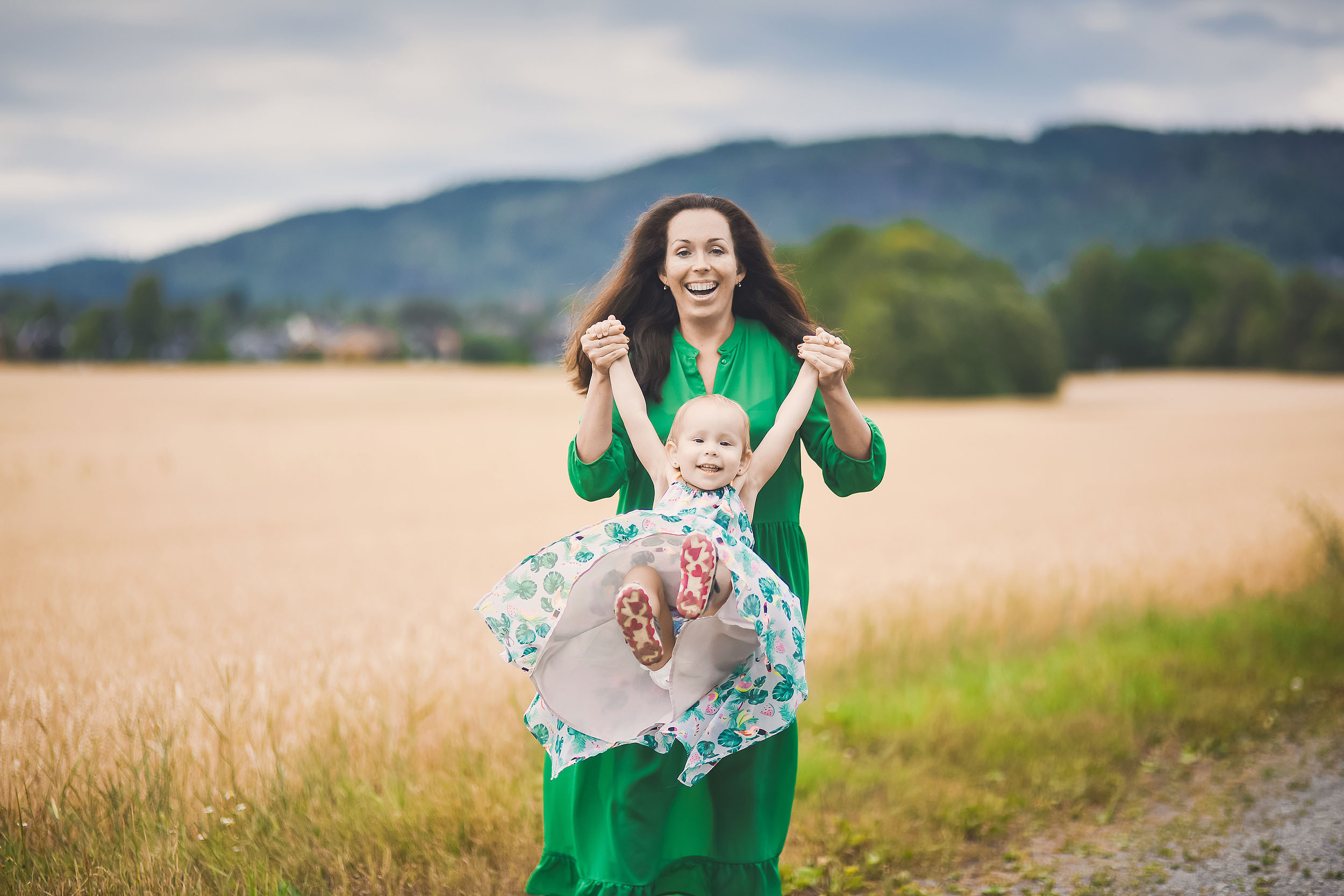 Mariya, Denis and two princesses. Family and wedding photographer in Norway Bublik Polina