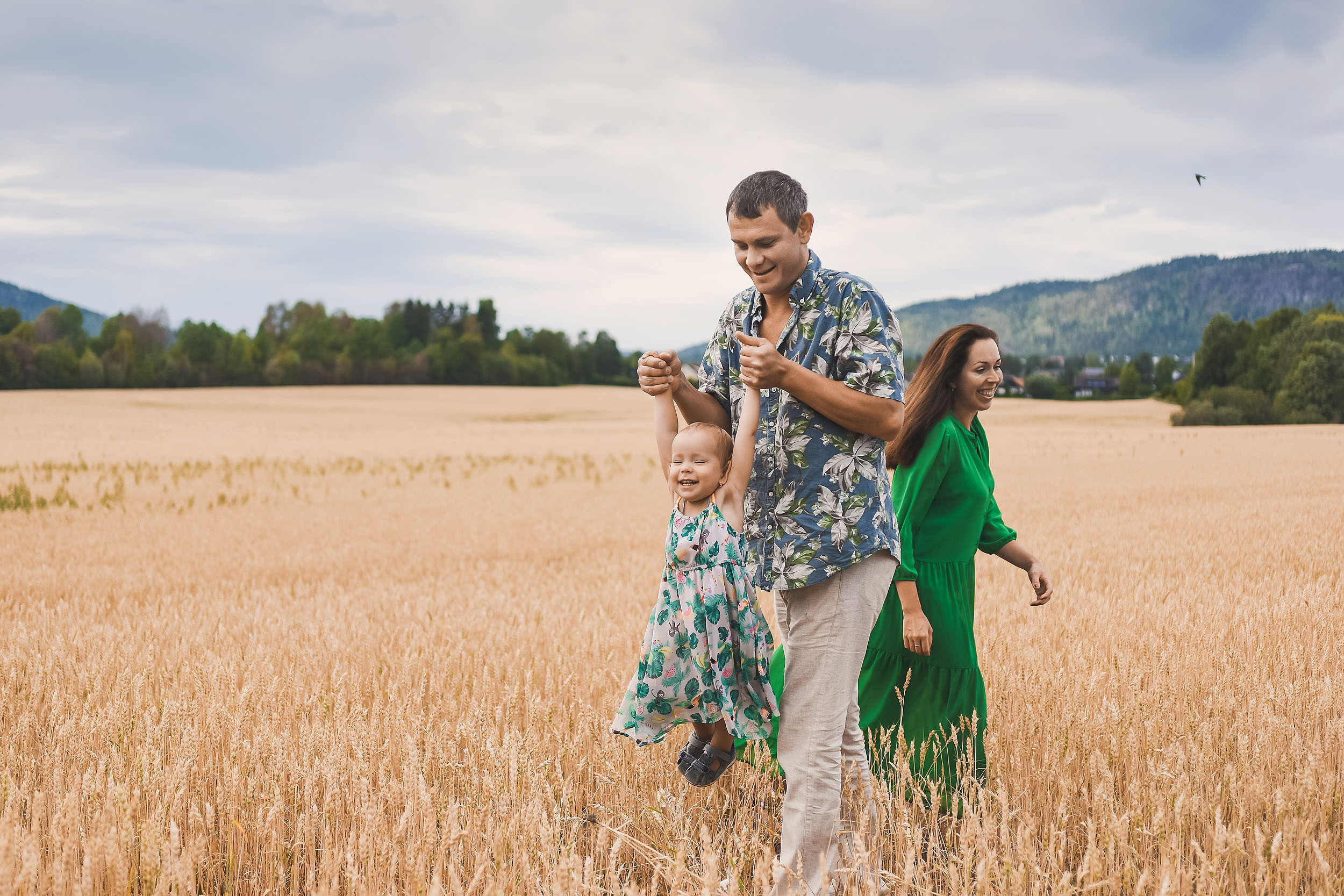 Mariya, Denis and two princesses. Family and wedding photographer in Norway Bublik Polina