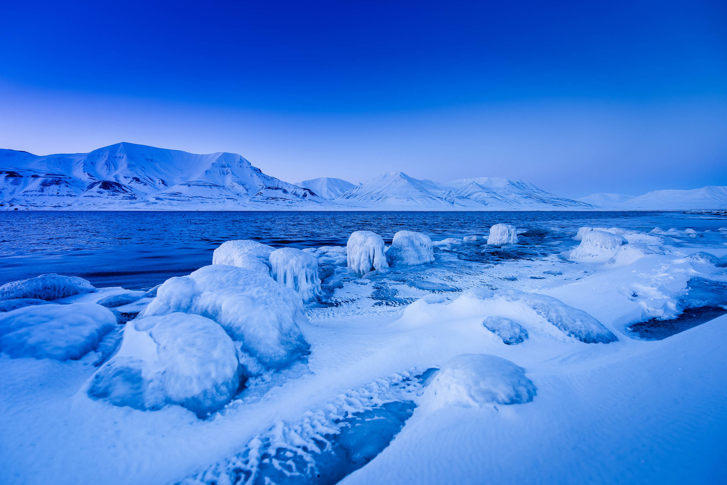 Svalbard. Winter. Day. Family and wedding photographer in Norway Bublik Polina