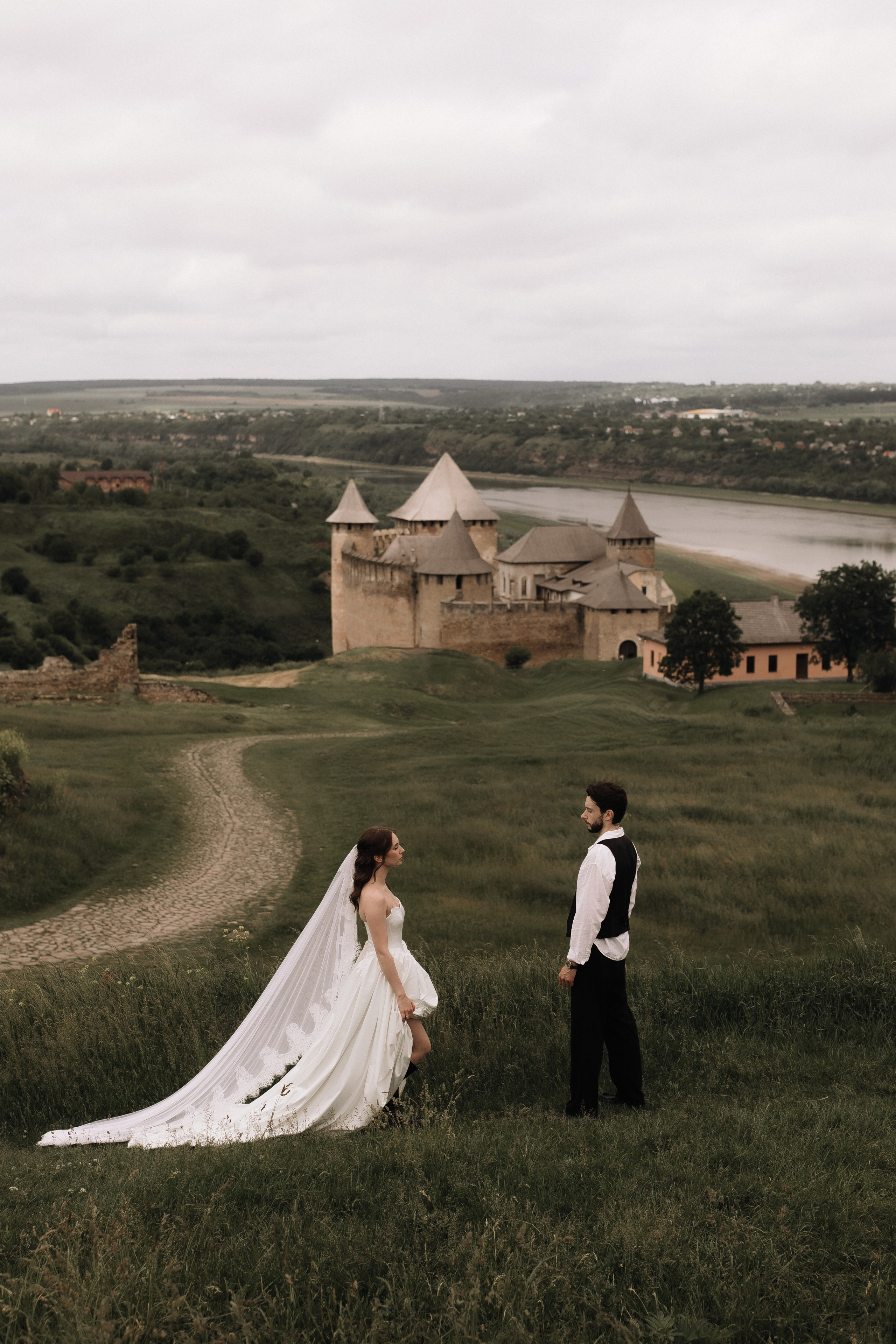 Love by the Castle. Фотограф Максим Остапенко | Кам'янець-Подільський | Львів | Київ