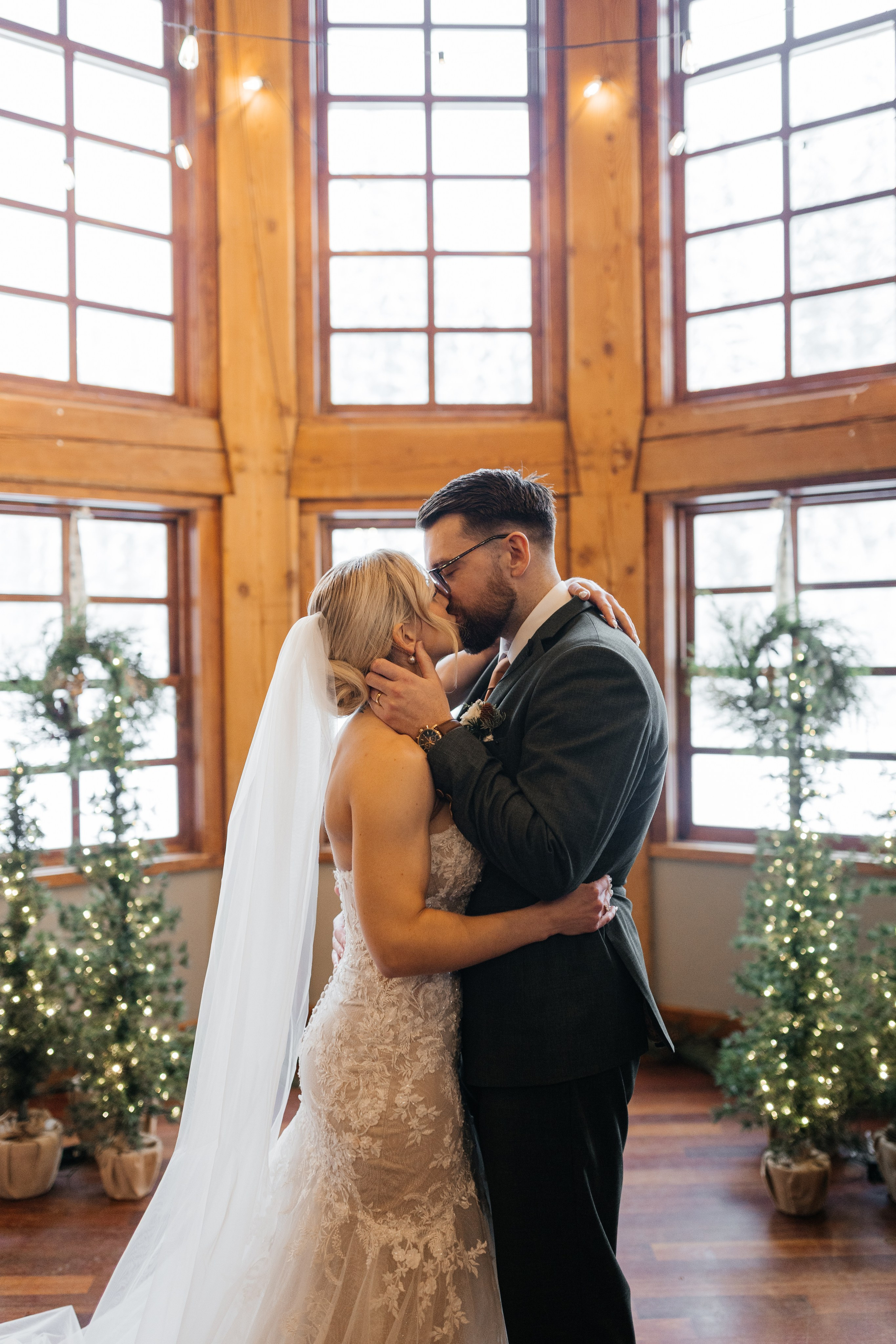 Winter wedding. Emerald lake lodge. Affordable Photographer in Calgary — Tetiana Shuhai