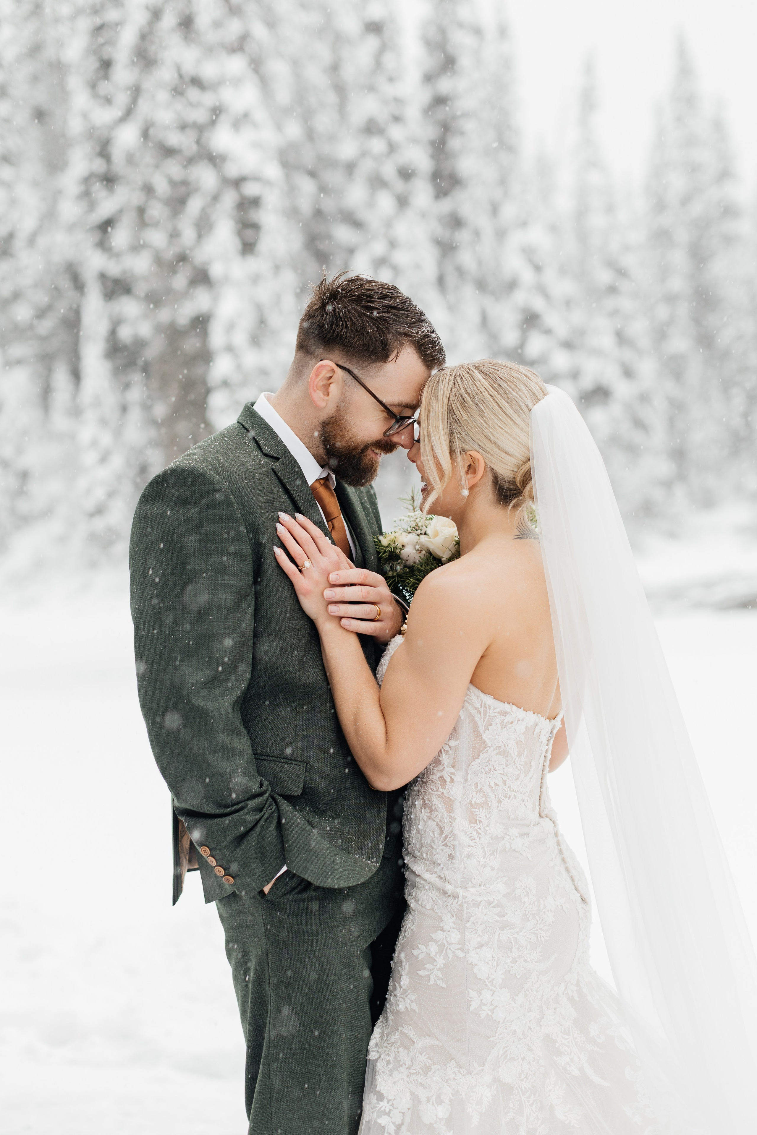 Winter wedding. Emerald lake lodge. Affordable Photographer in Calgary — Tetiana Shuhai