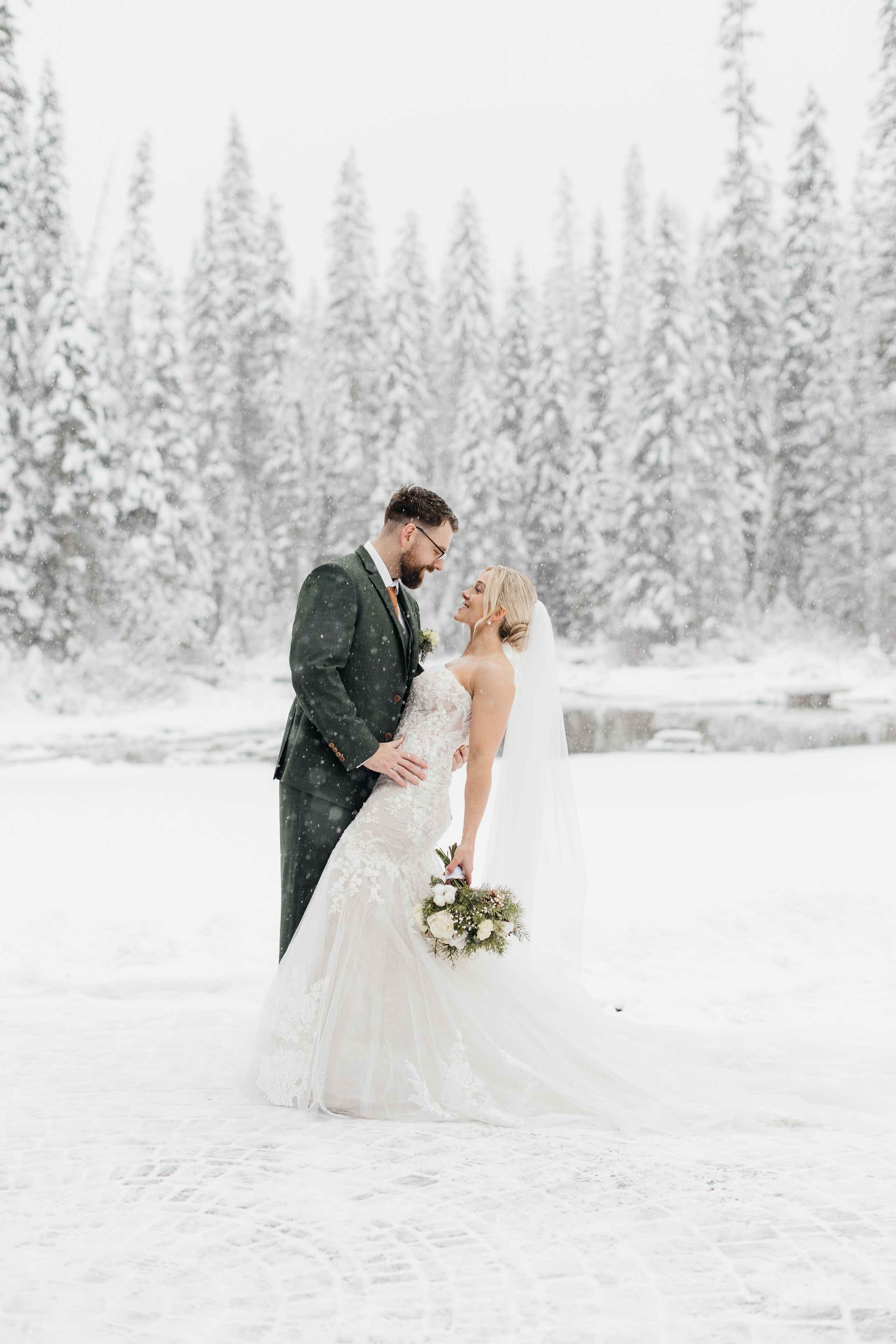 Winter wedding. Emerald lake lodge. Affordable Photographer in Calgary — Tetiana Shuhai
