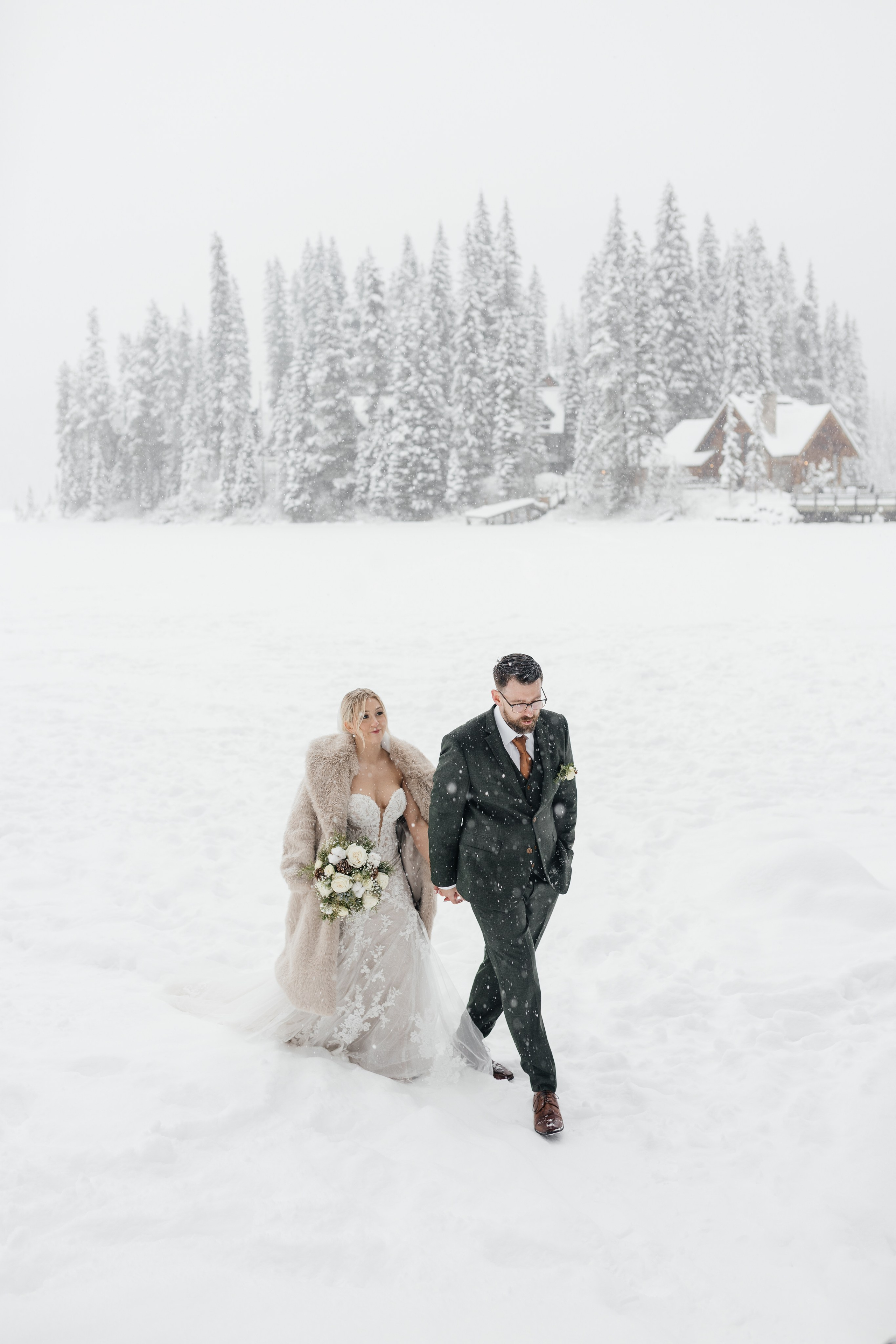 Winter wedding. Emerald lake lodge. Affordable Photographer in Calgary — Tetiana Shuhai