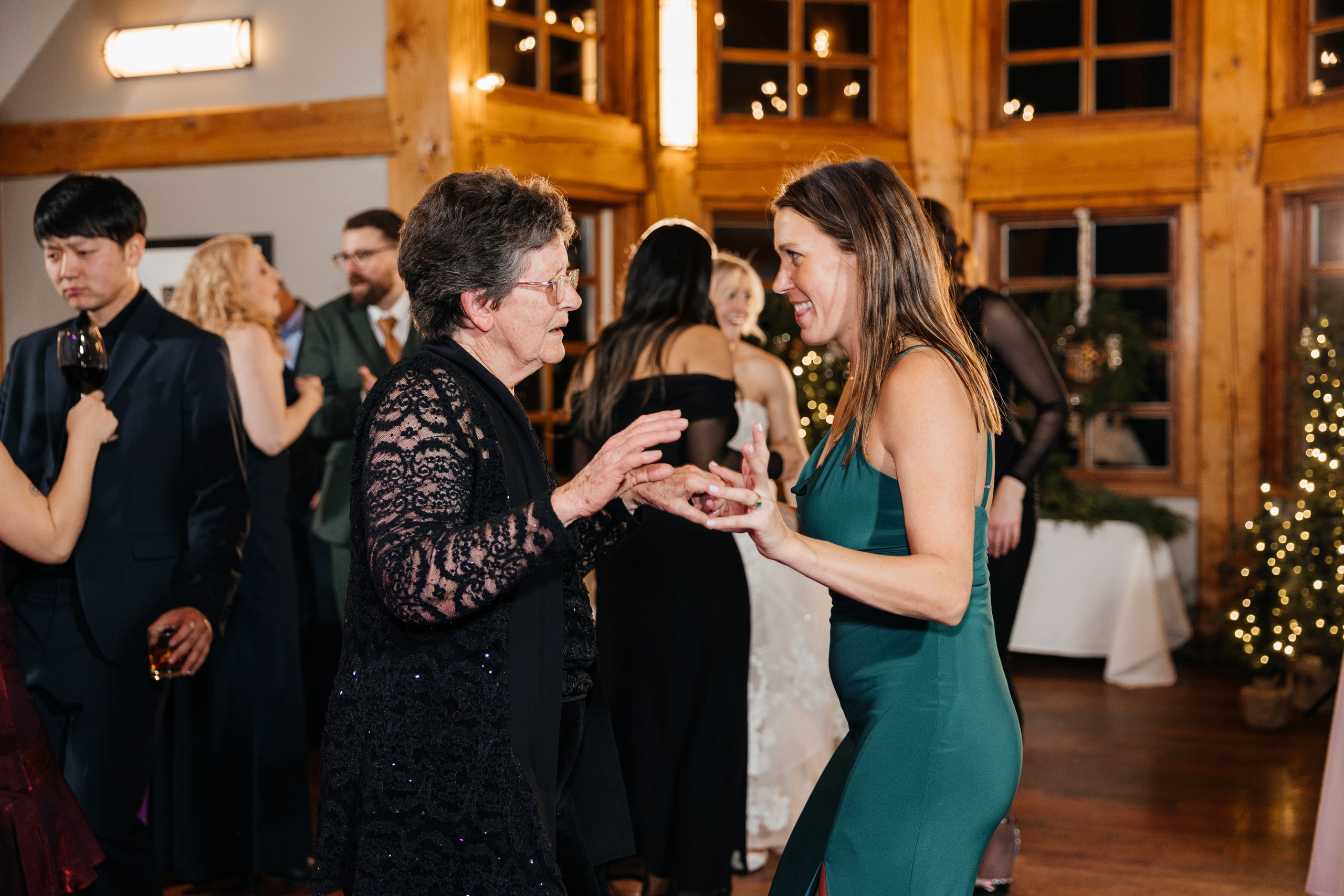 Winter wedding. Emerald lake lodge. Affordable Photographer in Calgary — Tetiana Shuhai