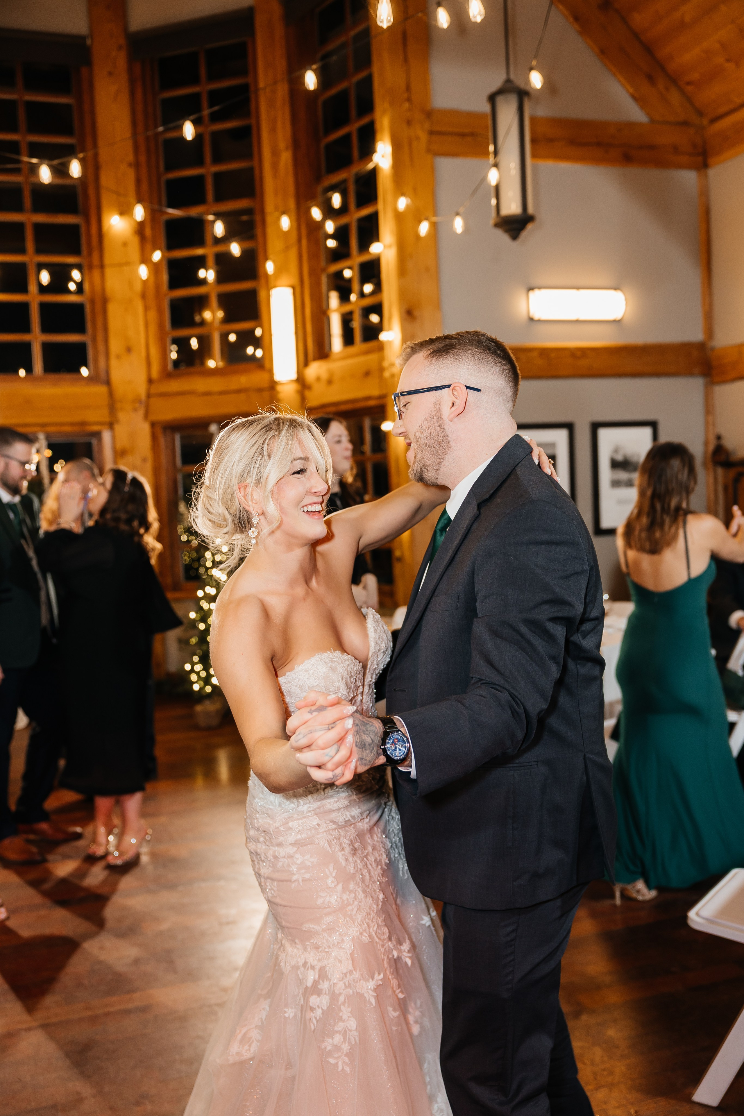 Winter wedding. Emerald lake lodge. Affordable Photographer in Calgary — Tetiana Shuhai