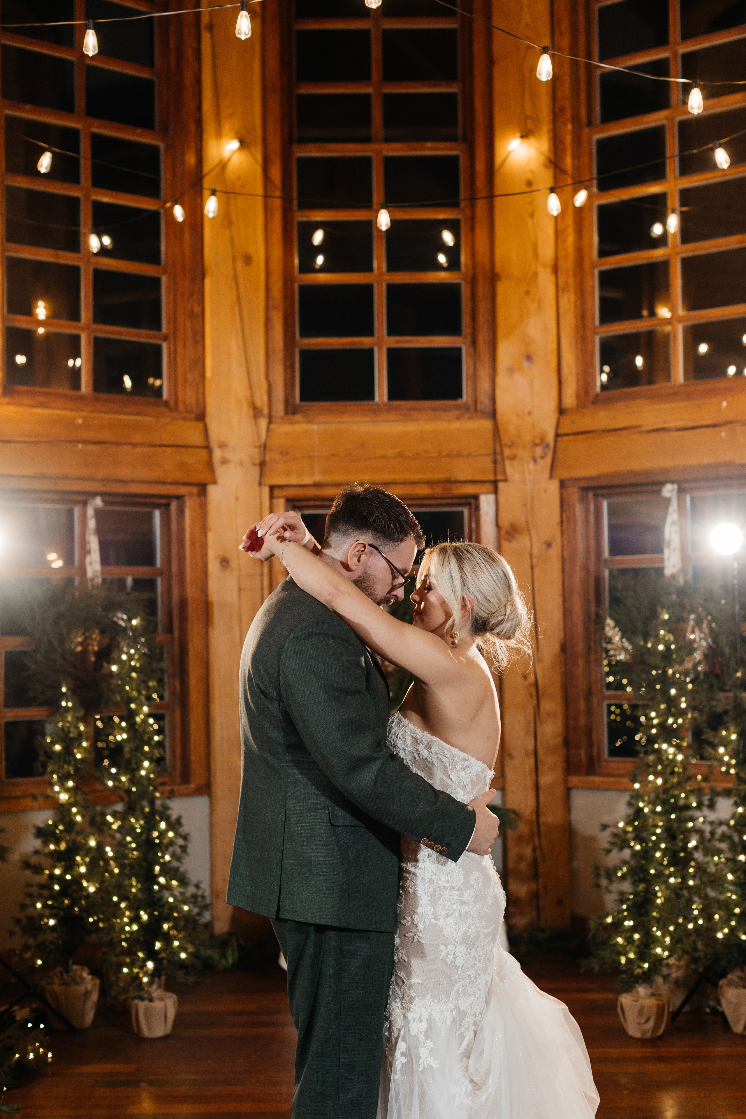 Winter wedding. Emerald lake lodge. Affordable Photographer in Calgary — Tetiana Shuhai