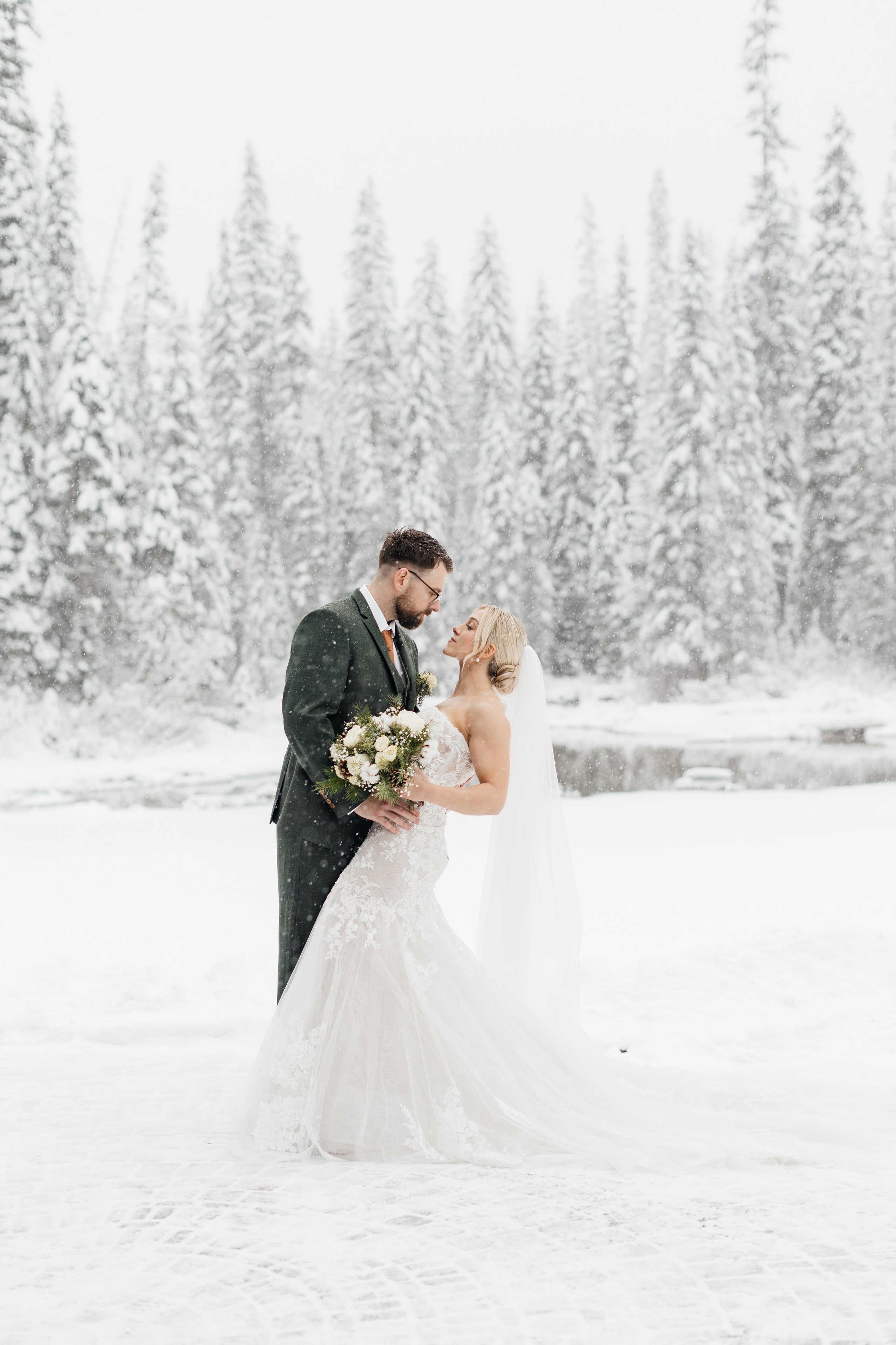 Winter wedding. Emerald lake lodge. Affordable Photographer in Calgary — Tetiana Shuhai