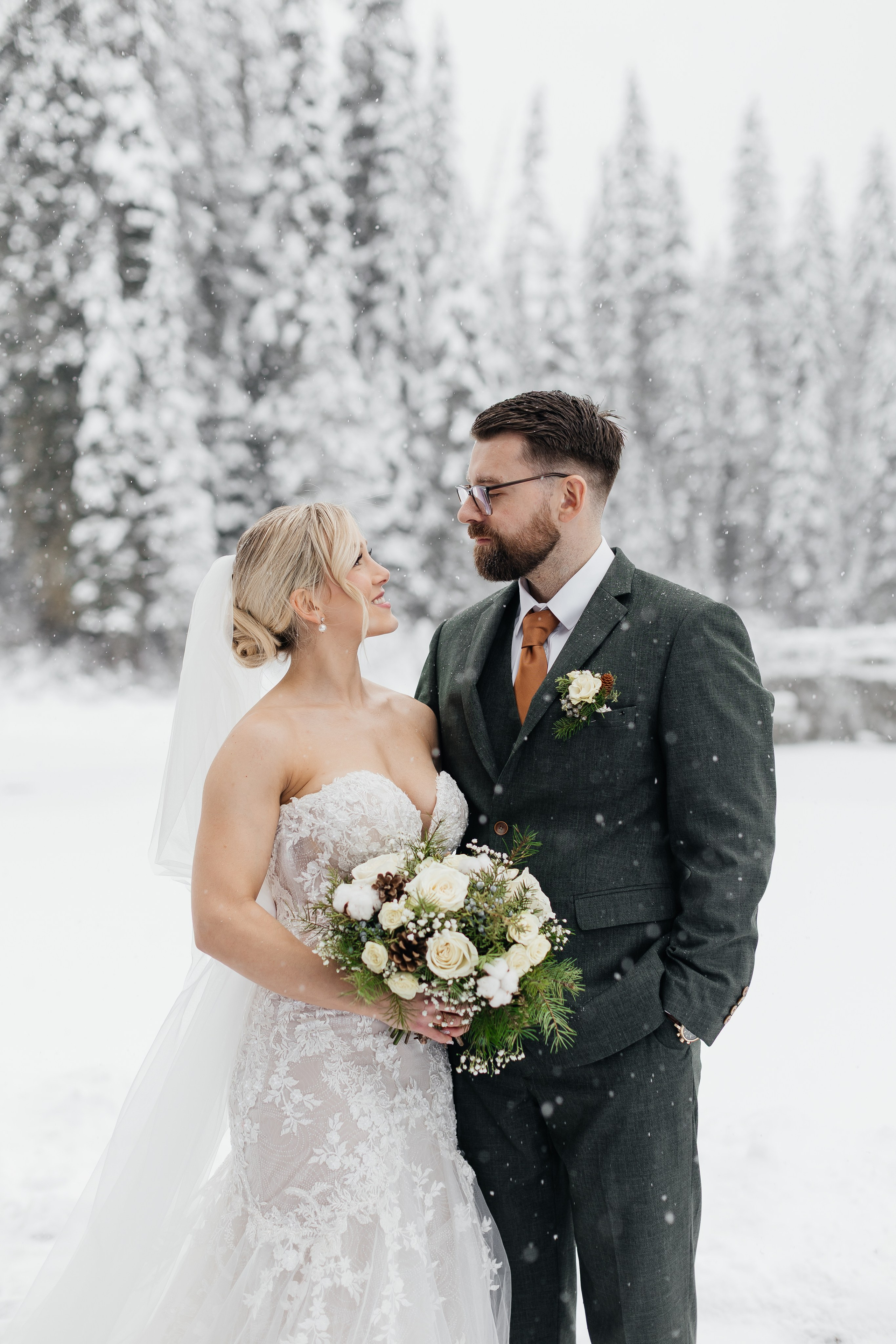 Winter wedding. Emerald lake lodge. Affordable Photographer in Calgary — Tetiana Shuhai