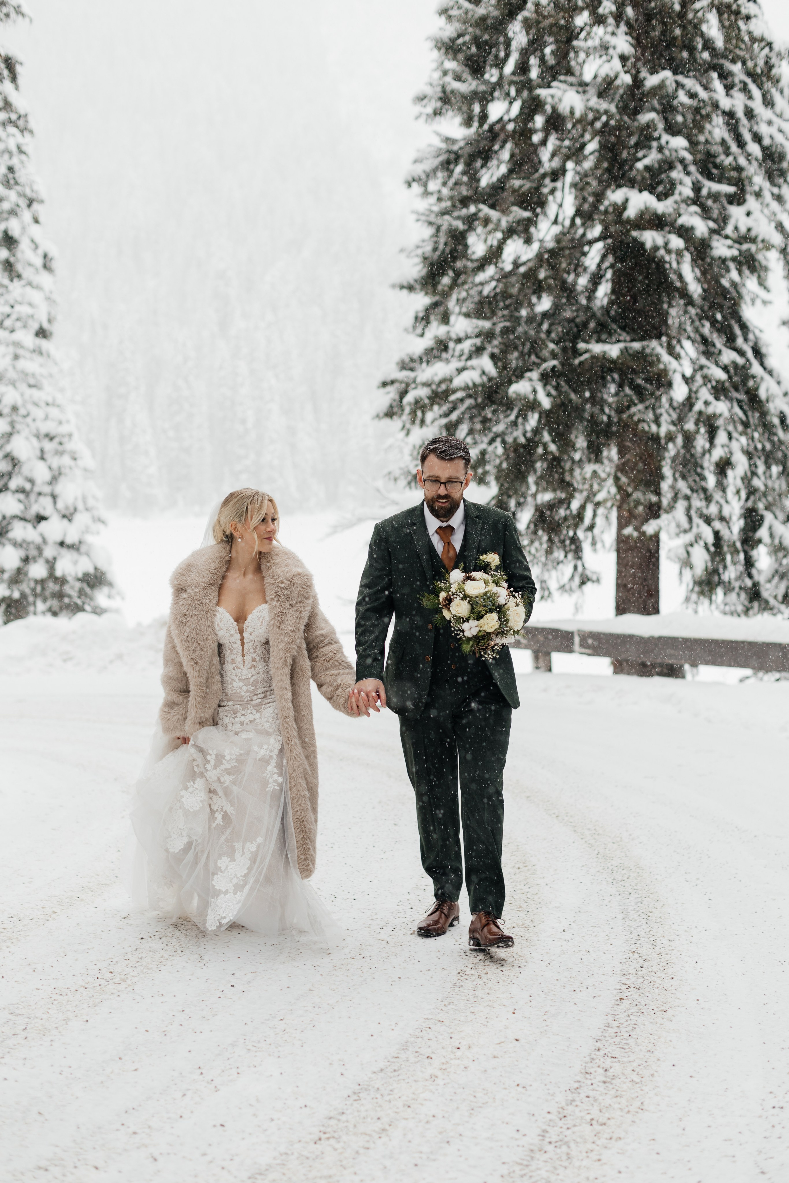Winter wedding. Emerald lake lodge. Affordable Photographer in Calgary — Tetiana Shuhai