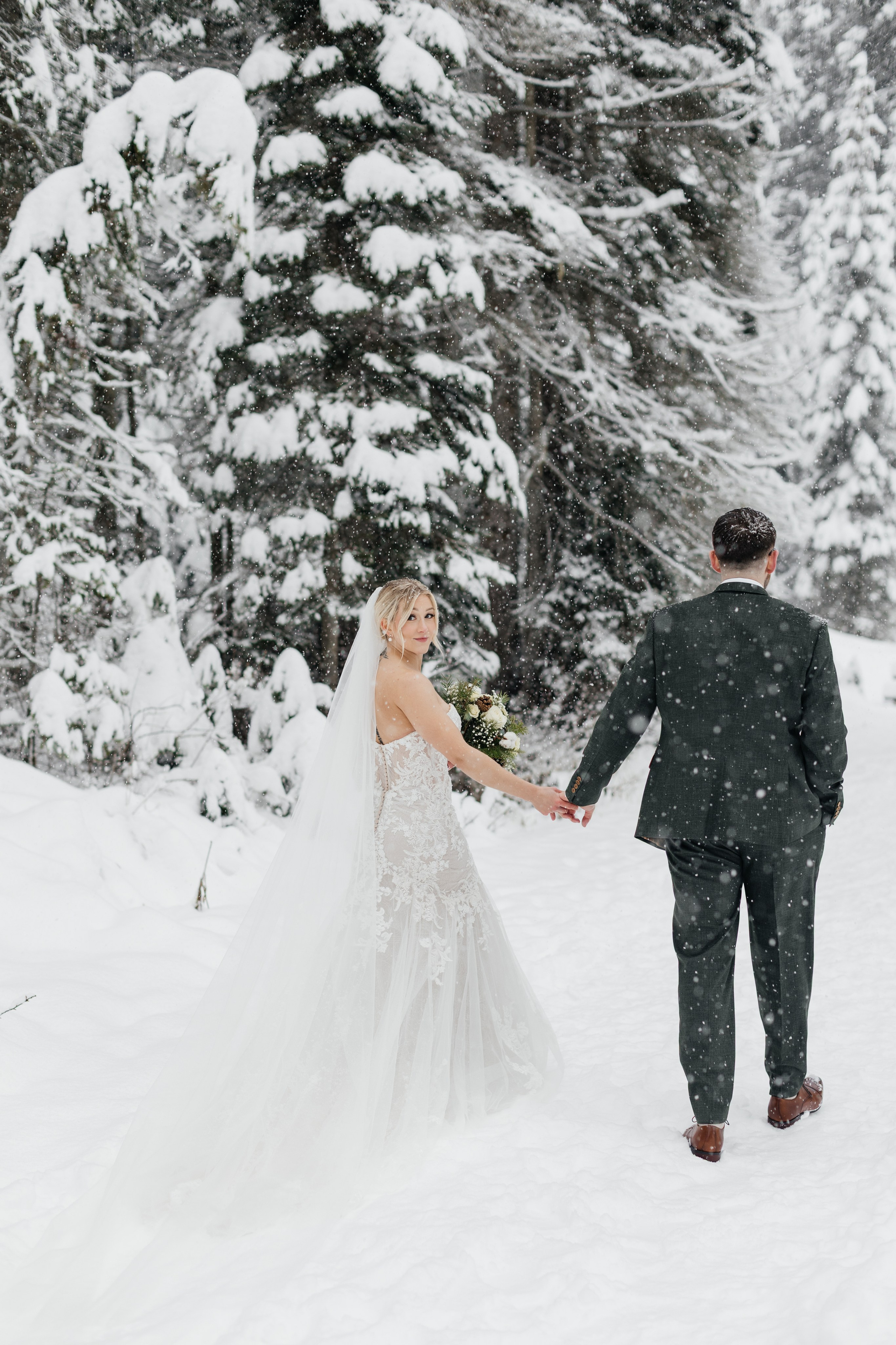 Winter wedding. Emerald lake lodge. Affordable Photographer in Calgary — Tetiana Shuhai