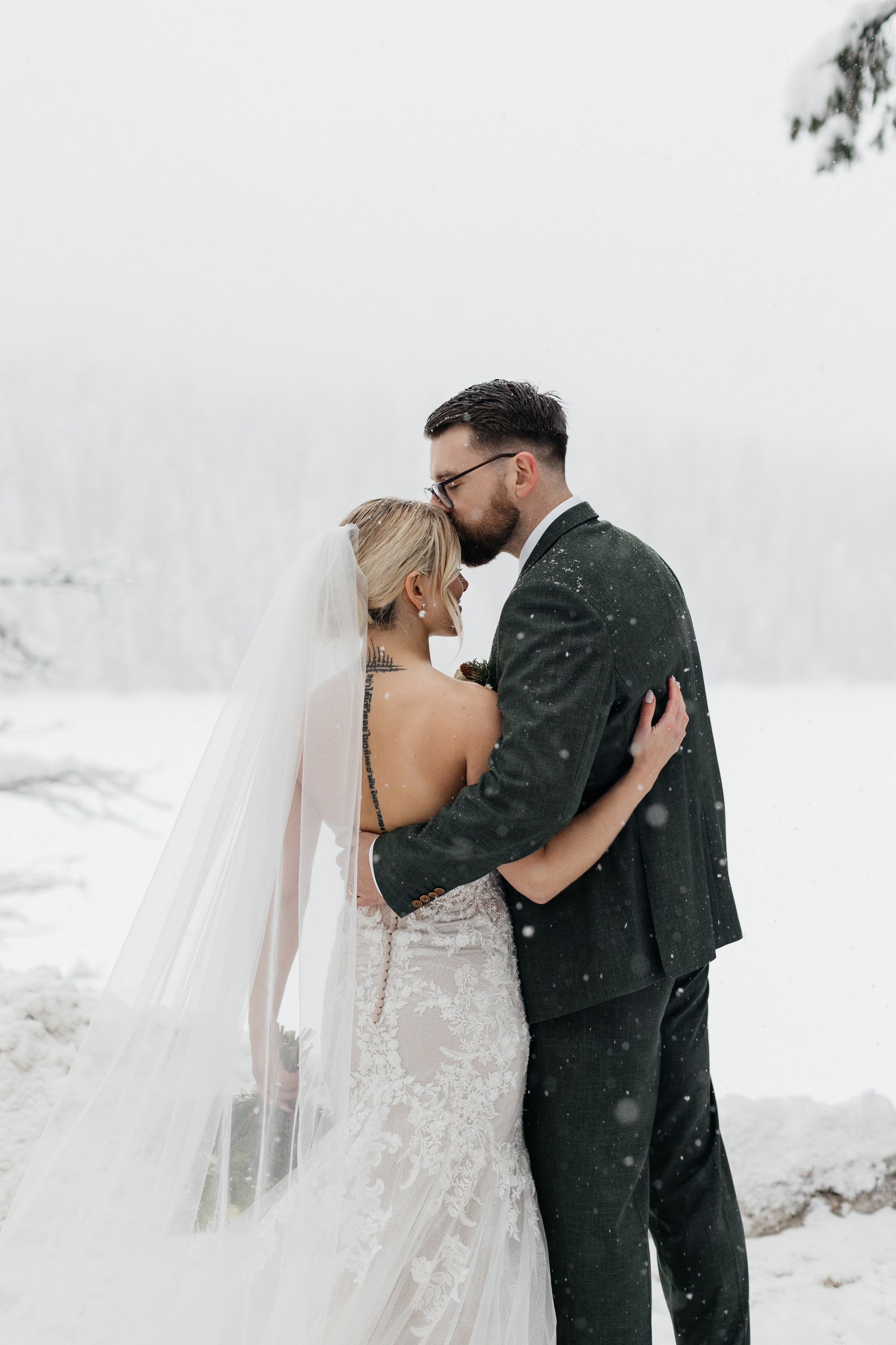 Winter wedding. Emerald lake lodge. Affordable Photographer in Calgary — Tetiana Shuhai