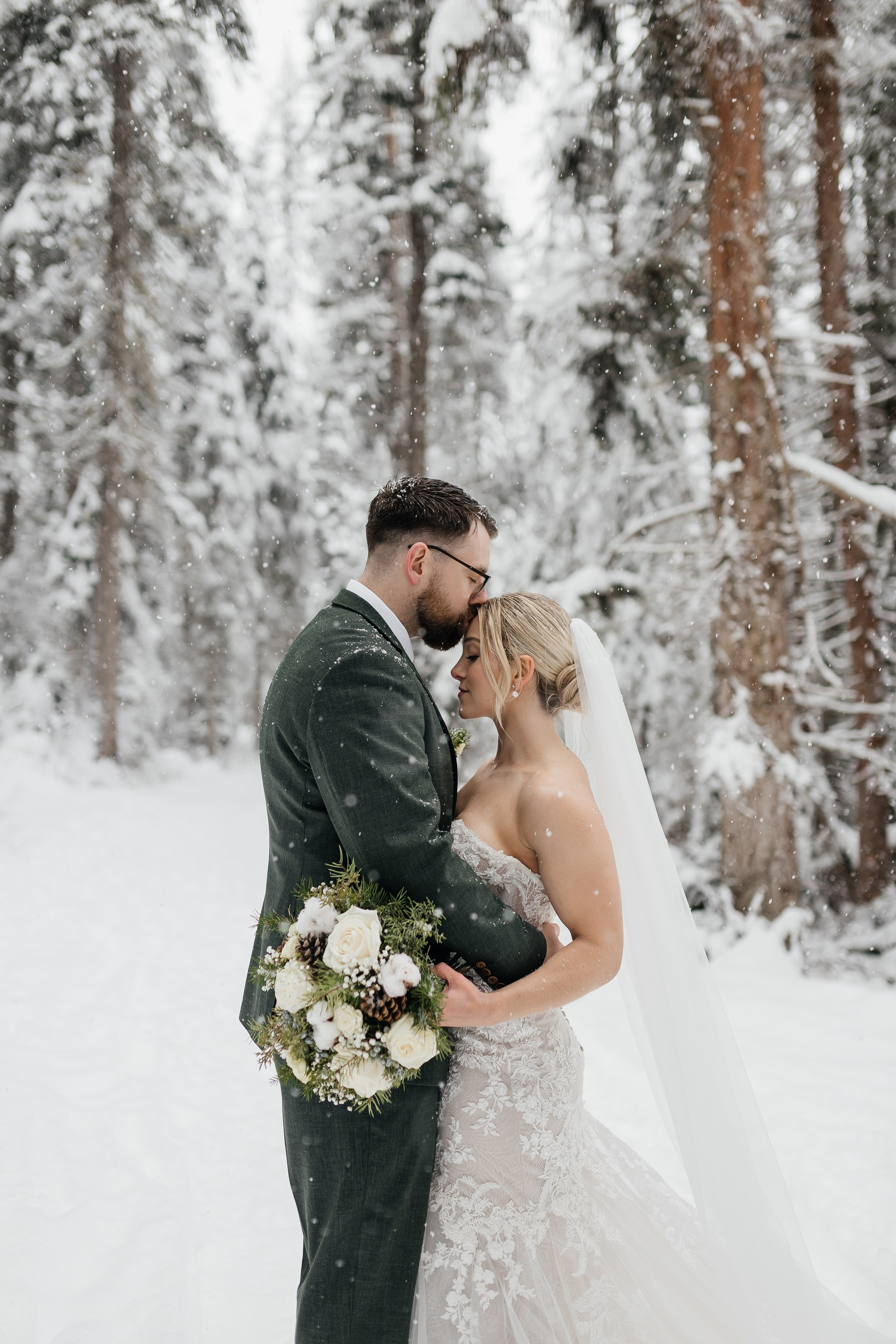 Winter wedding. Emerald lake lodge. Affordable Photographer in Calgary — Tetiana Shuhai