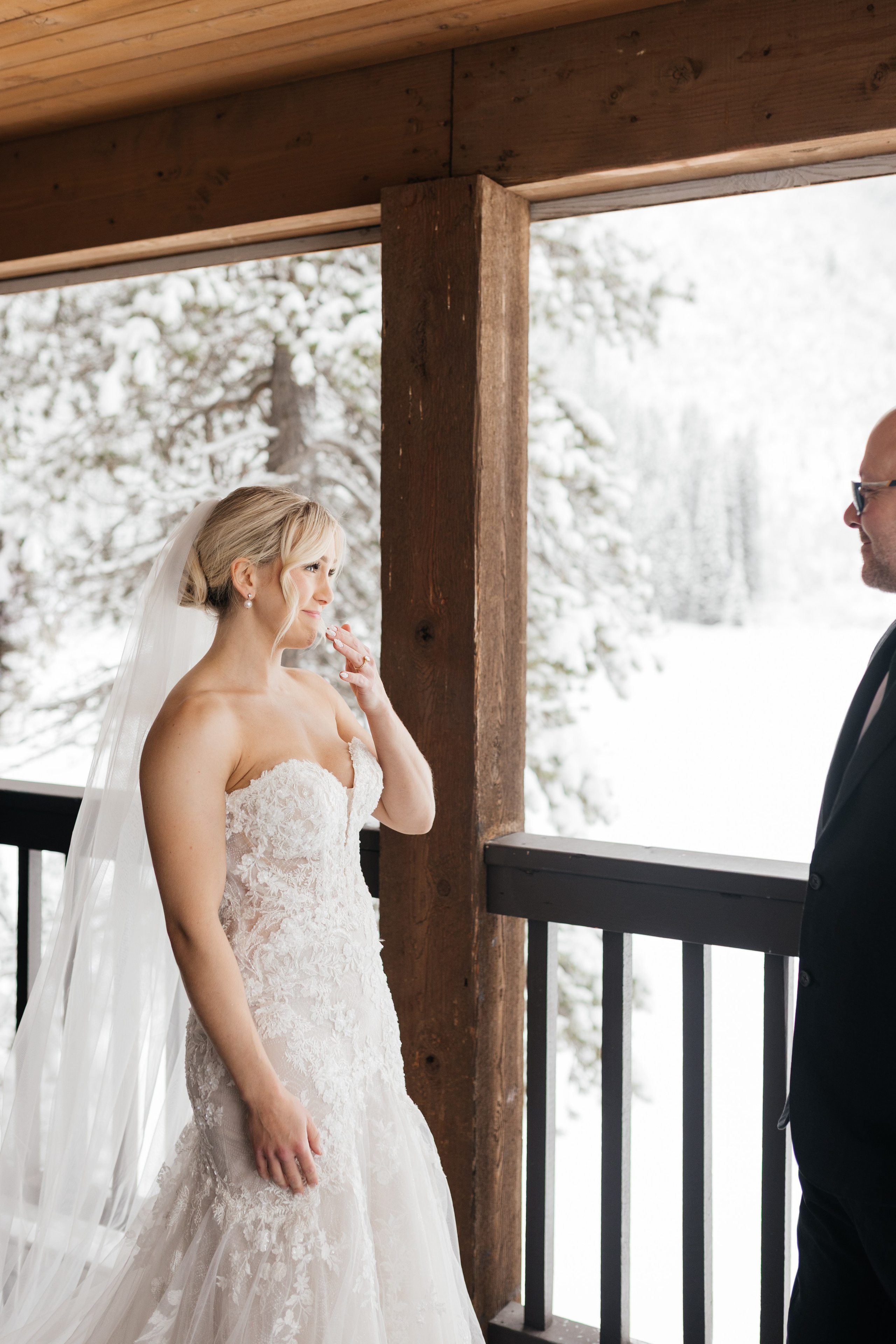 Winter wedding. Emerald lake lodge. Affordable Photographer in Calgary — Tetiana Shuhai