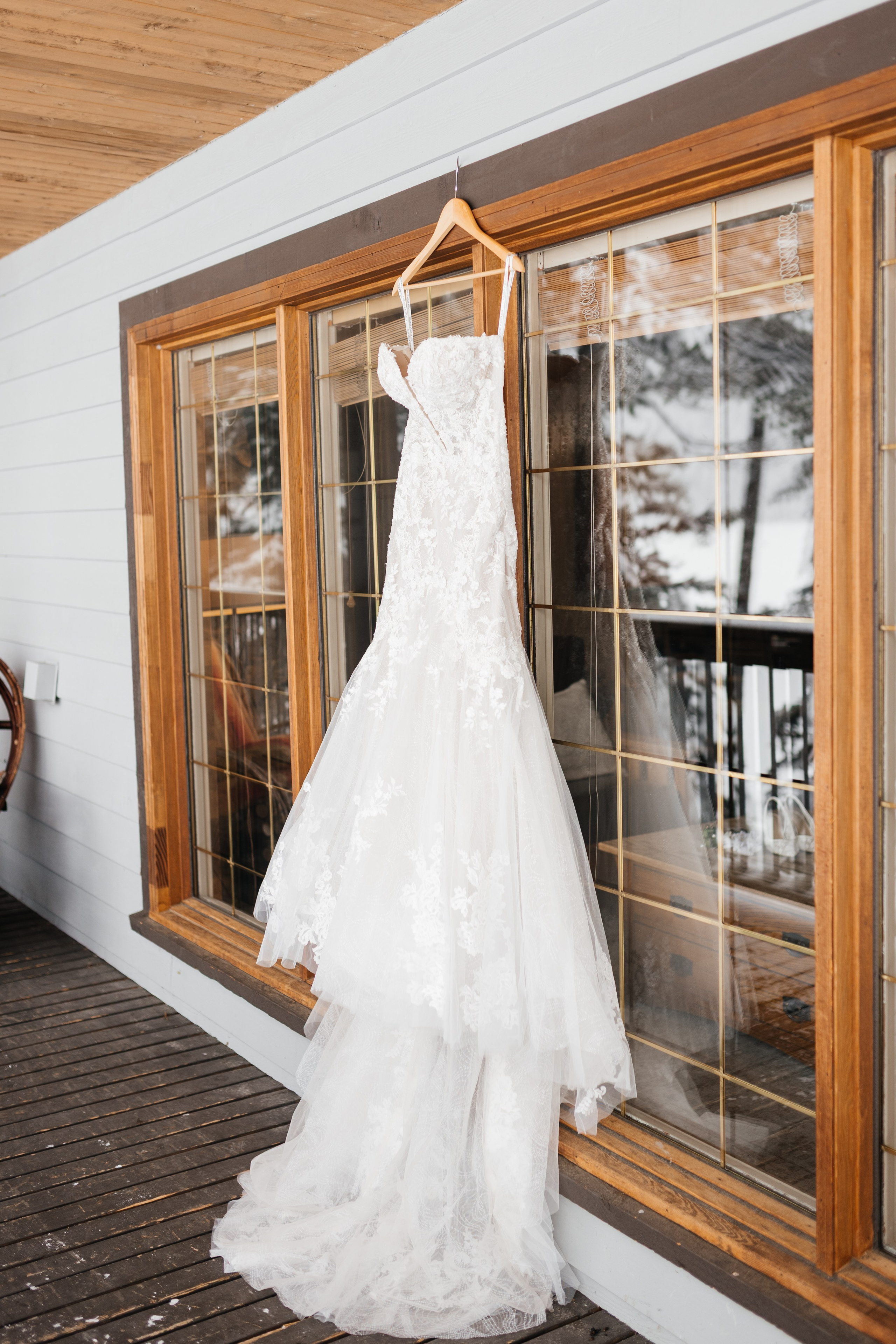 Winter wedding. Emerald lake lodge. Affordable Photographer in Calgary — Tetiana Shuhai