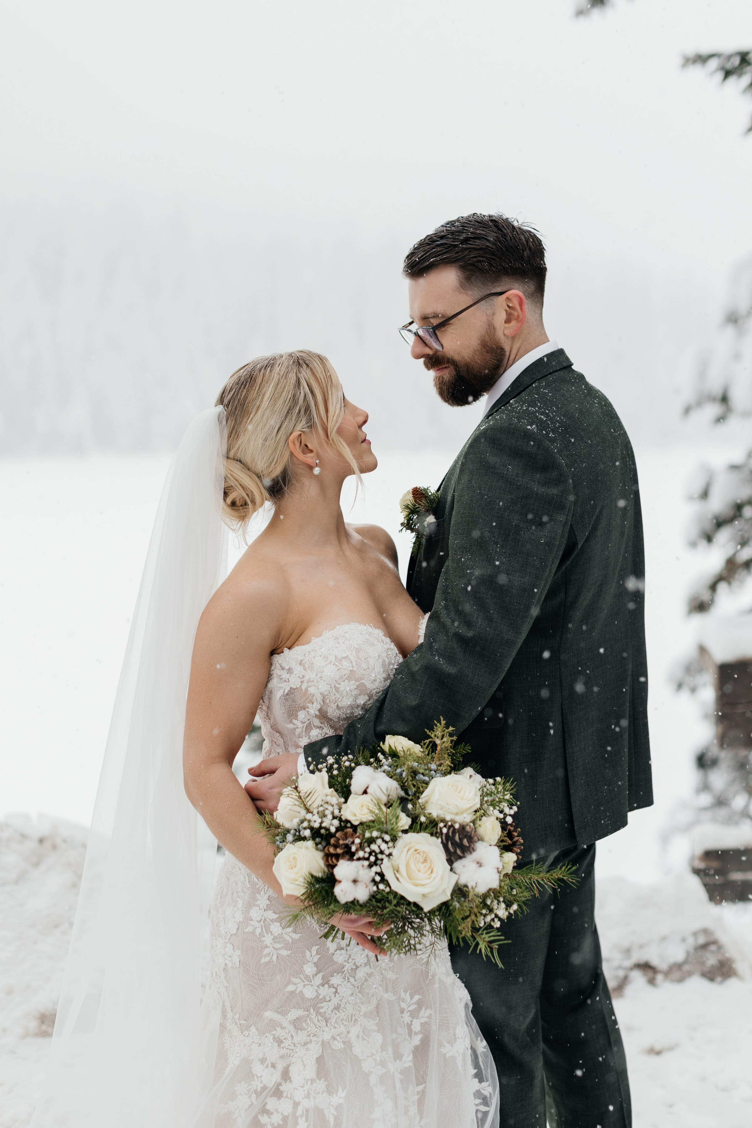 Winter wedding. Emerald lake lodge. Affordable Photographer in Calgary — Tetiana Shuhai