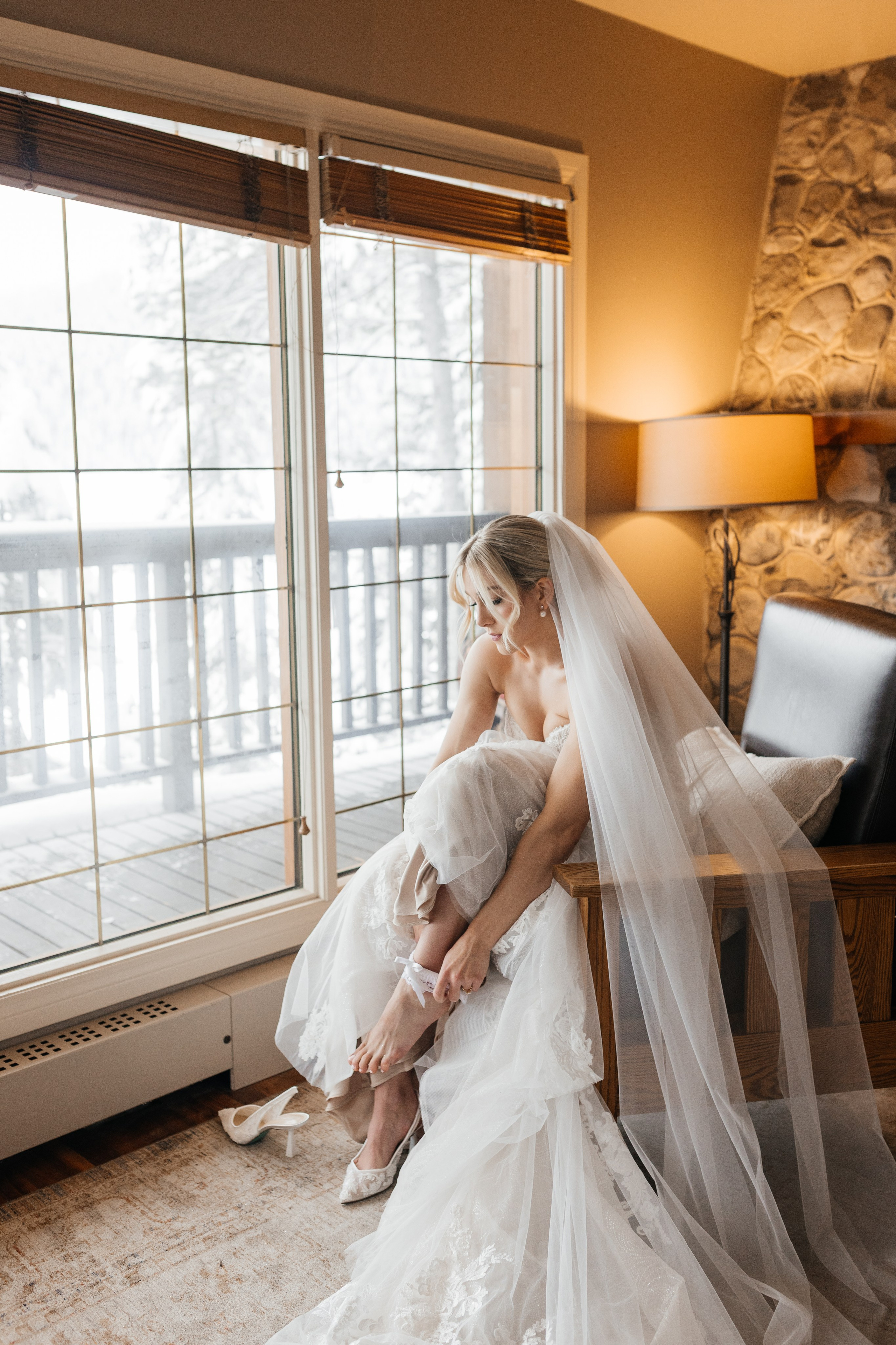 Winter wedding. Emerald lake lodge. Affordable Photographer in Calgary — Tetiana Shuhai