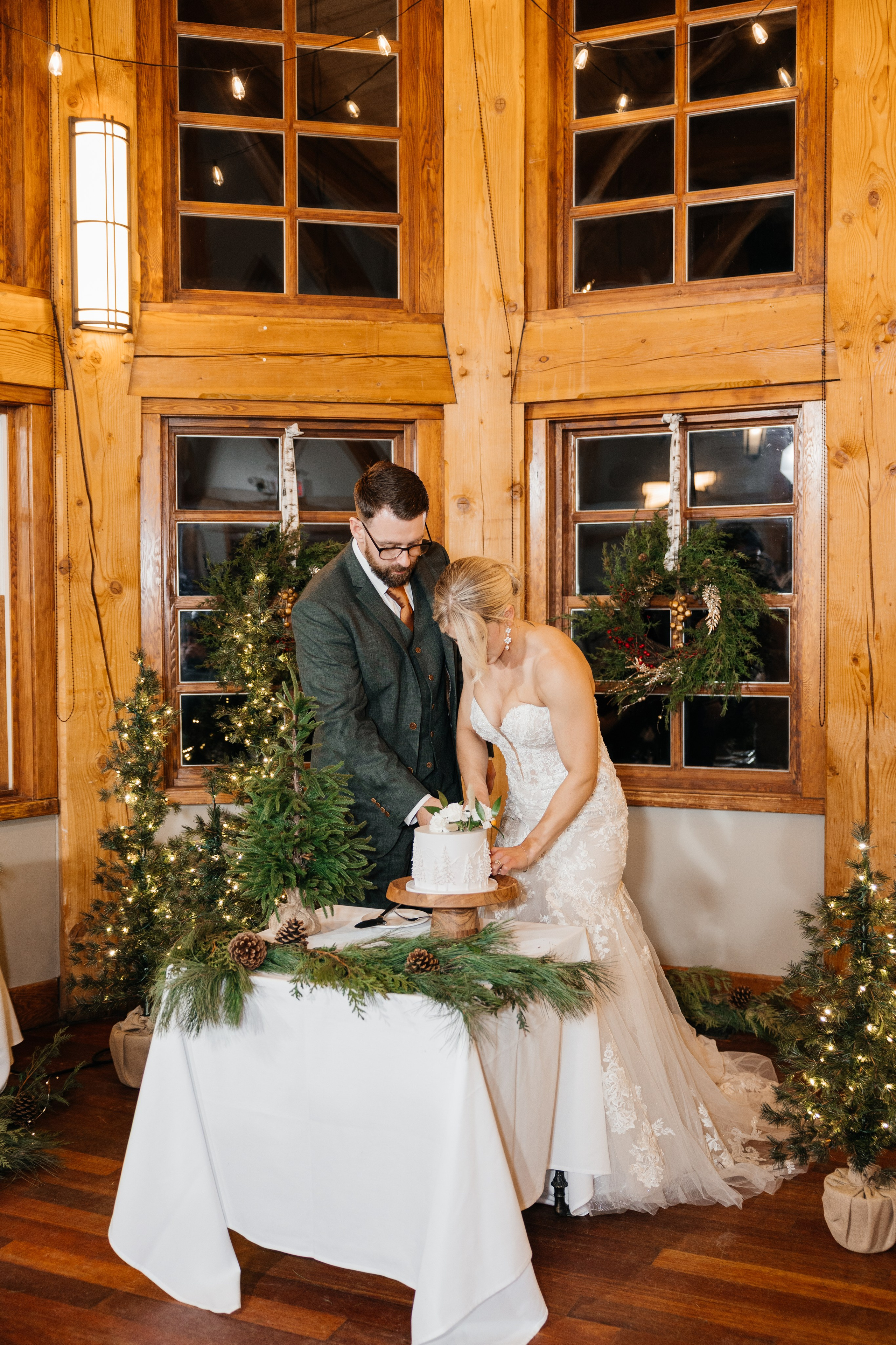 Winter wedding. Emerald lake lodge. Affordable Photographer in Calgary — Tetiana Shuhai