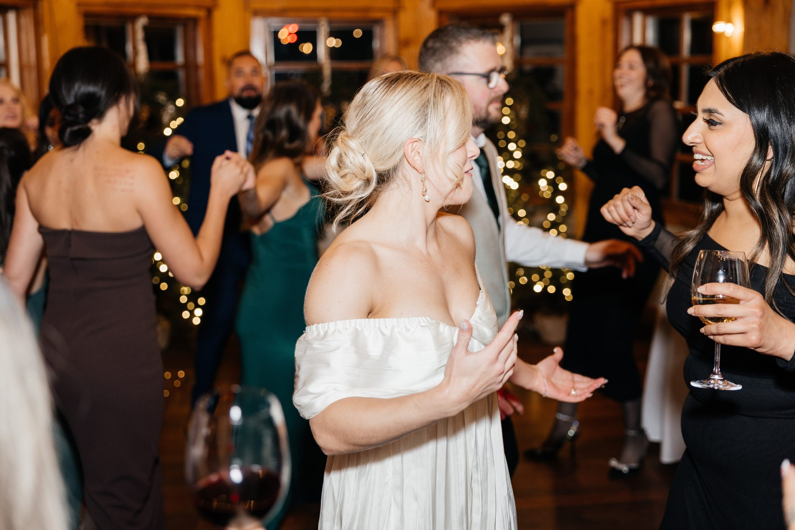 Winter wedding. Emerald lake lodge. Affordable Photographer in Calgary — Tetiana Shuhai