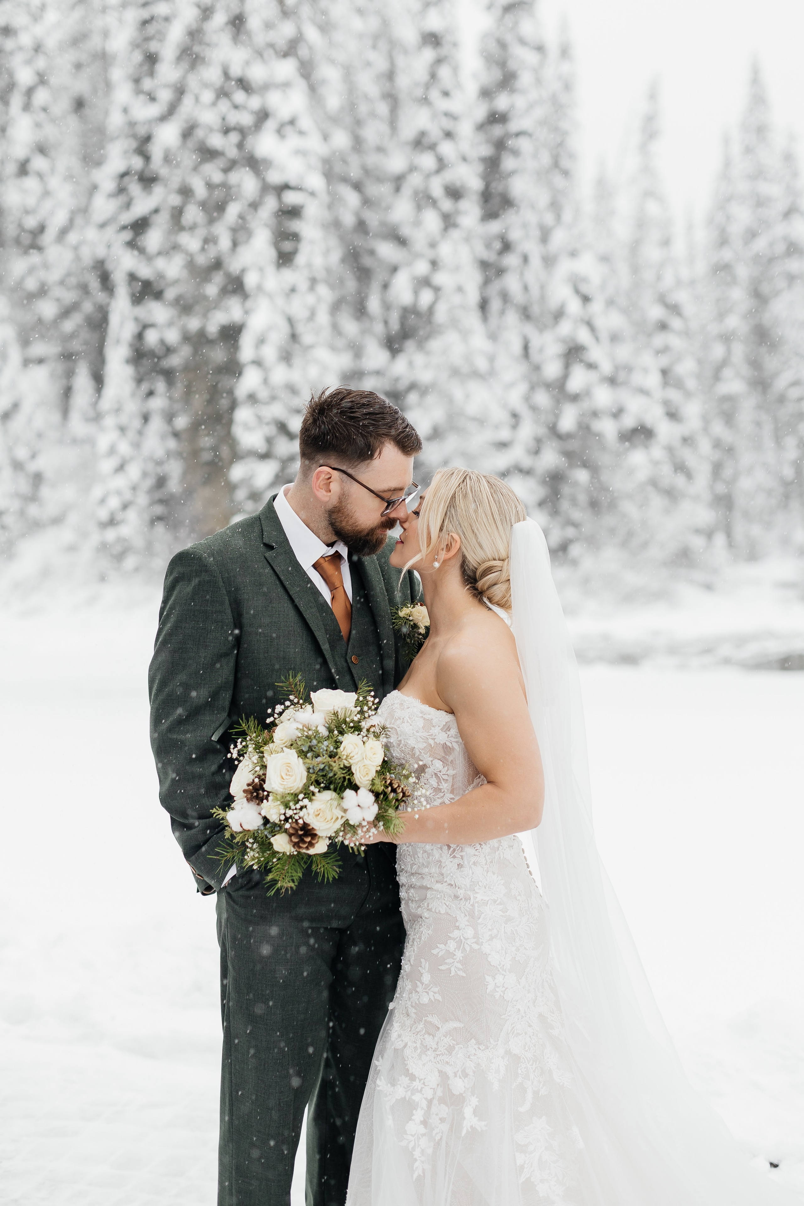 Winter wedding. Emerald lake lodge. Affordable Photographer in Calgary — Tetiana Shuhai