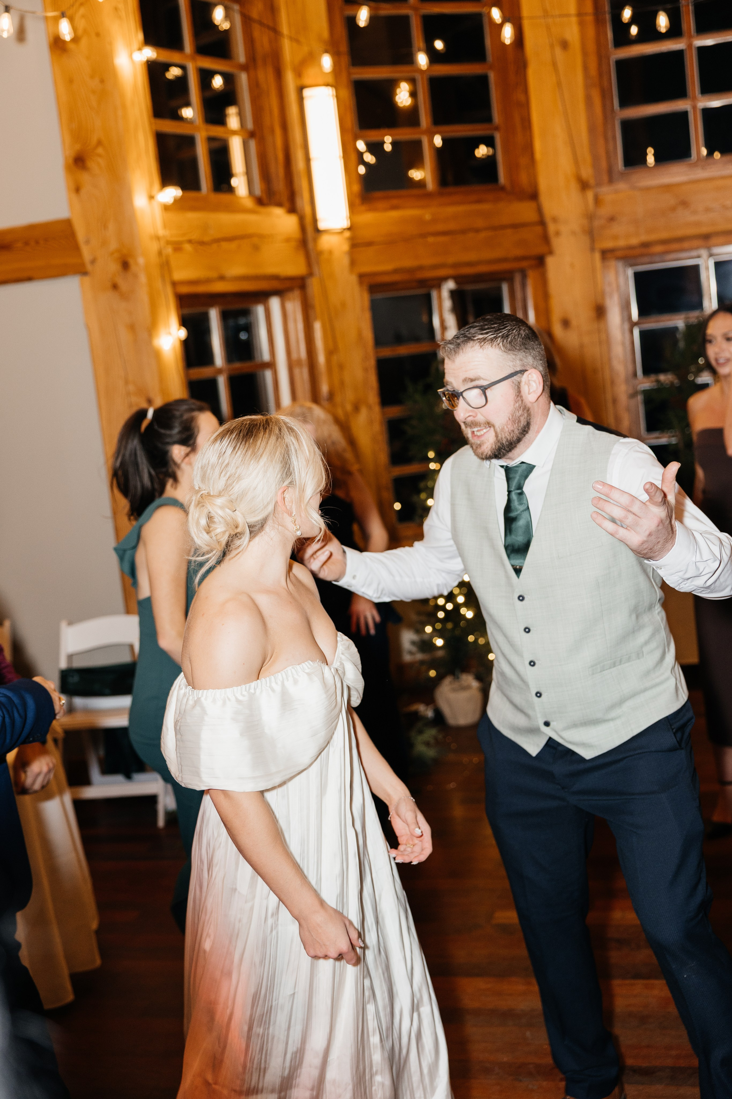 Winter wedding. Emerald lake lodge. Affordable Photographer in Calgary — Tetiana Shuhai