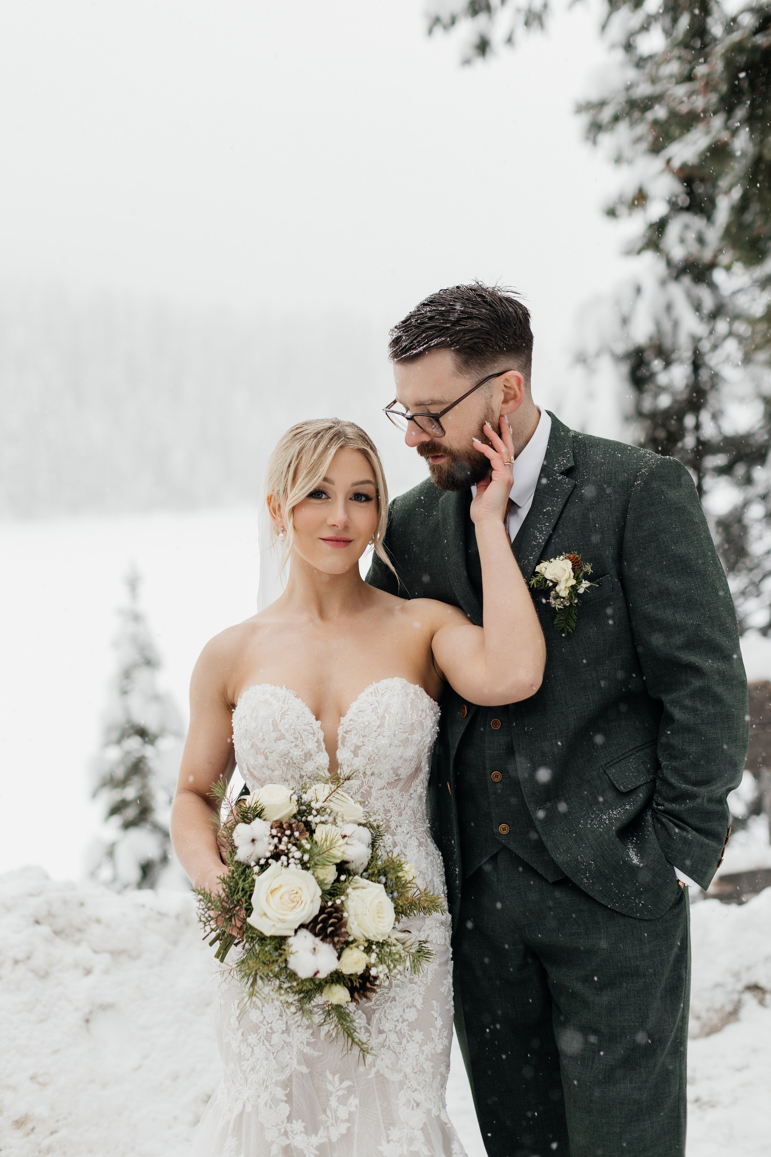 Winter wedding. Emerald lake lodge. Affordable Photographer in Calgary — Tetiana Shuhai
